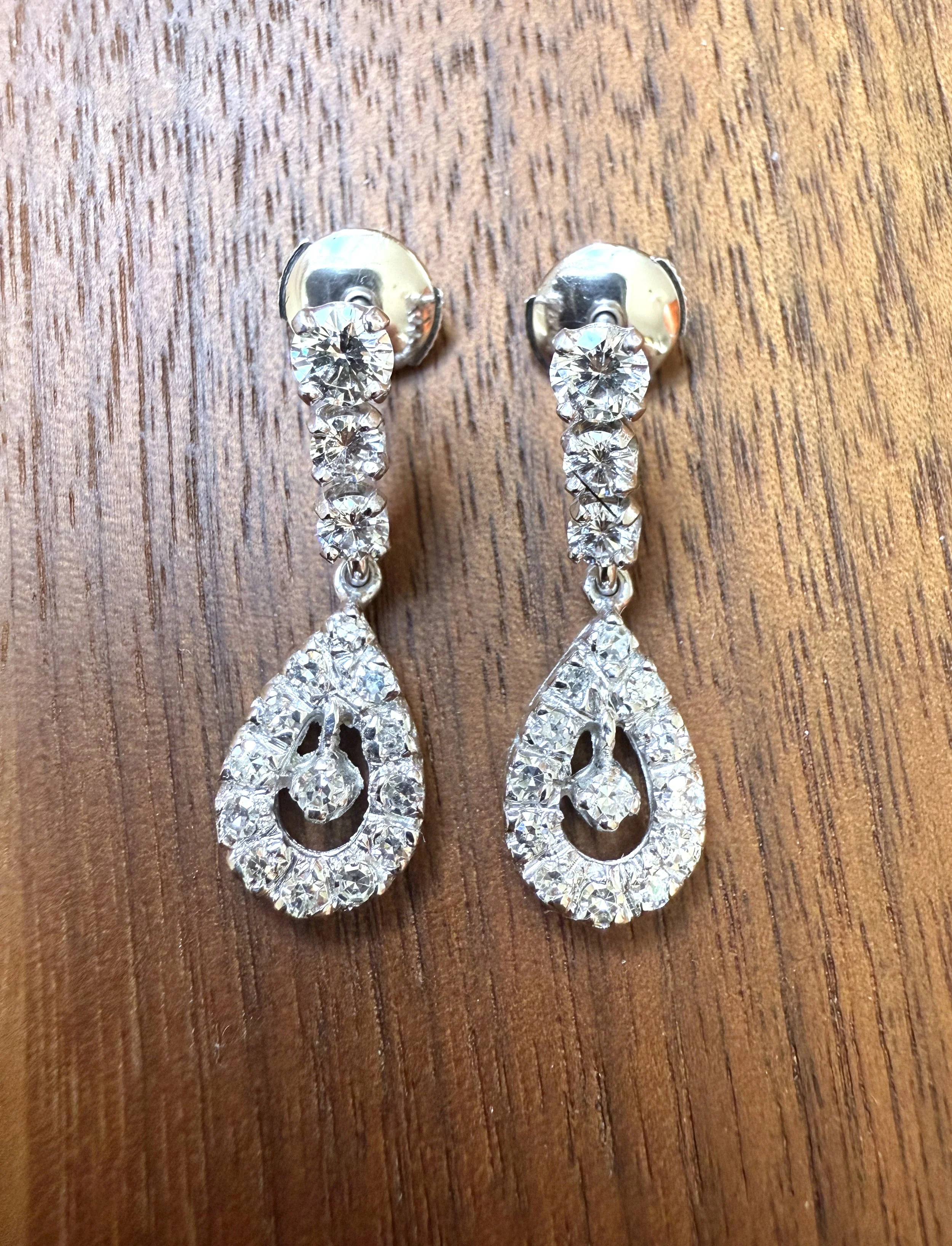 ADR2825-boucles-doreilles-or-blanc-diamants-pendantes-poire-pearshape-pear-diamonds-earrings-pendant-earstuds-diamondstuds3.jpeg