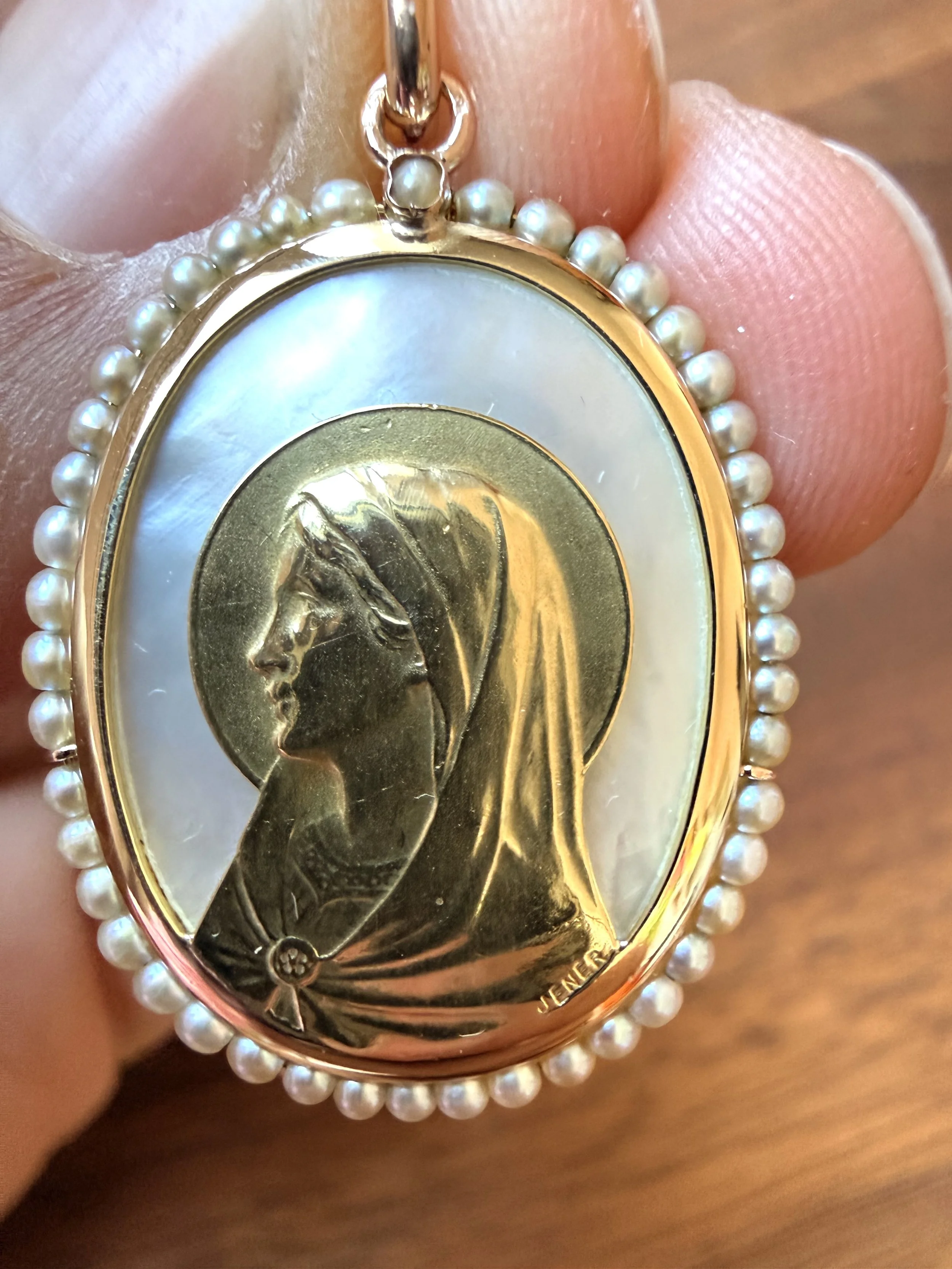 ADR3099-medaille-ancienne-vintage-vierge-ovale-or-jaune-perles-Jener-signee5.jpeg