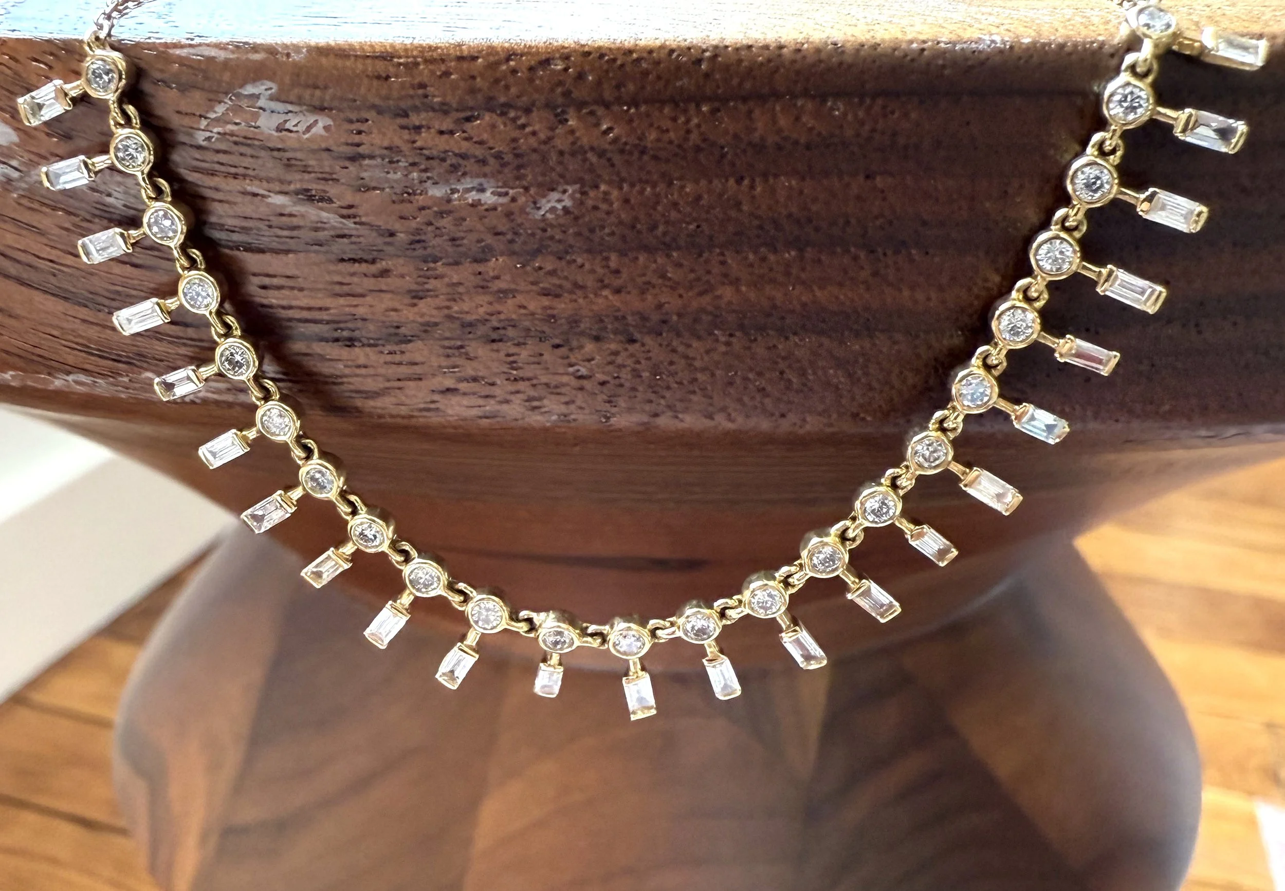 Ella Rose, Collier en or jaune et diamants de taille rond et baguette