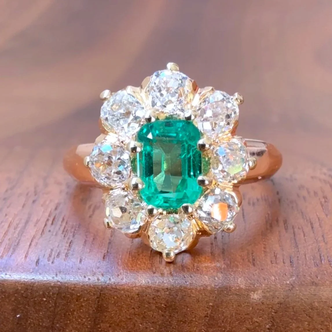 "La Félix" Bague ancienne en or rose, émeraude et diamants