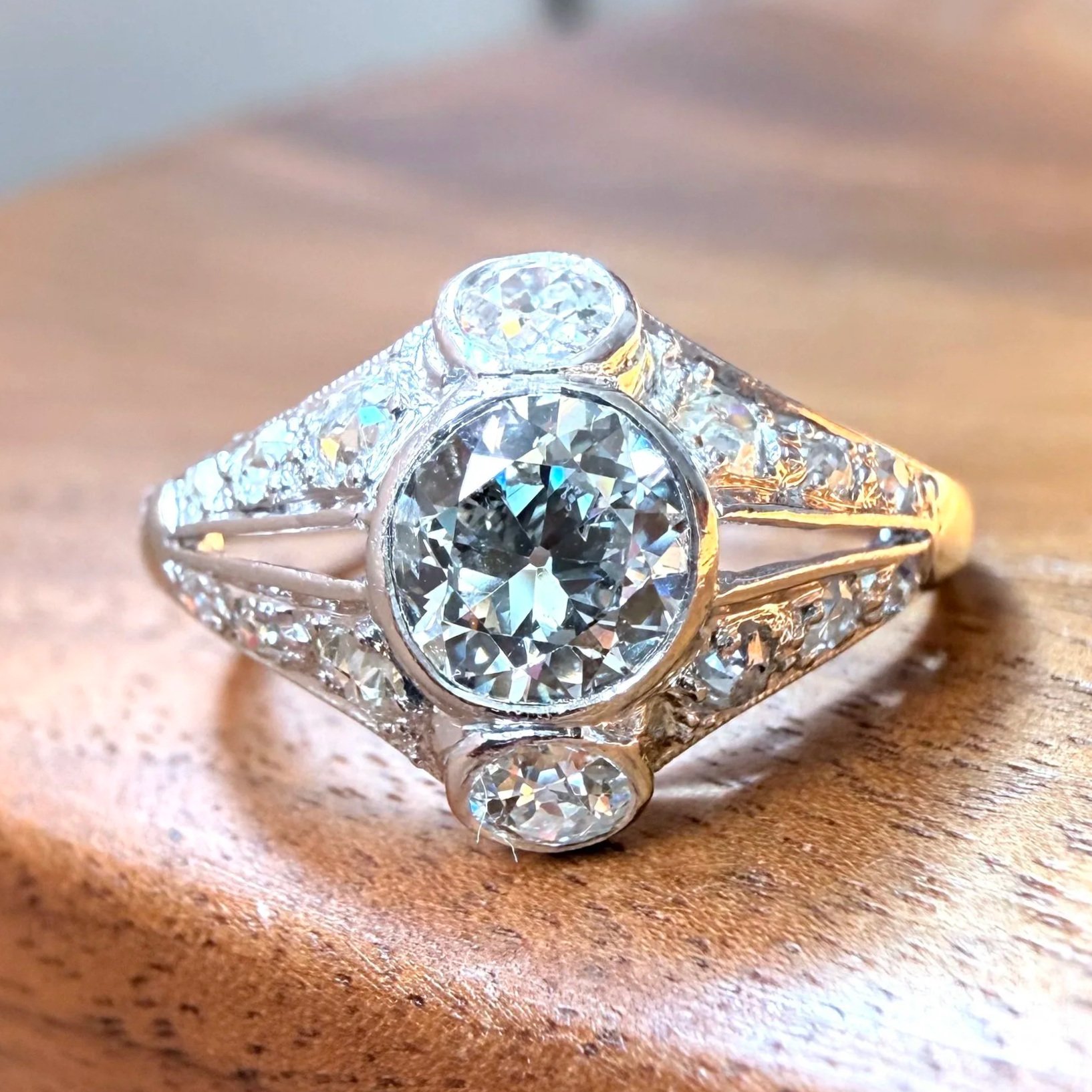 "La Caramel" Bague ancienne d'époque Art Déco en platine et diamants