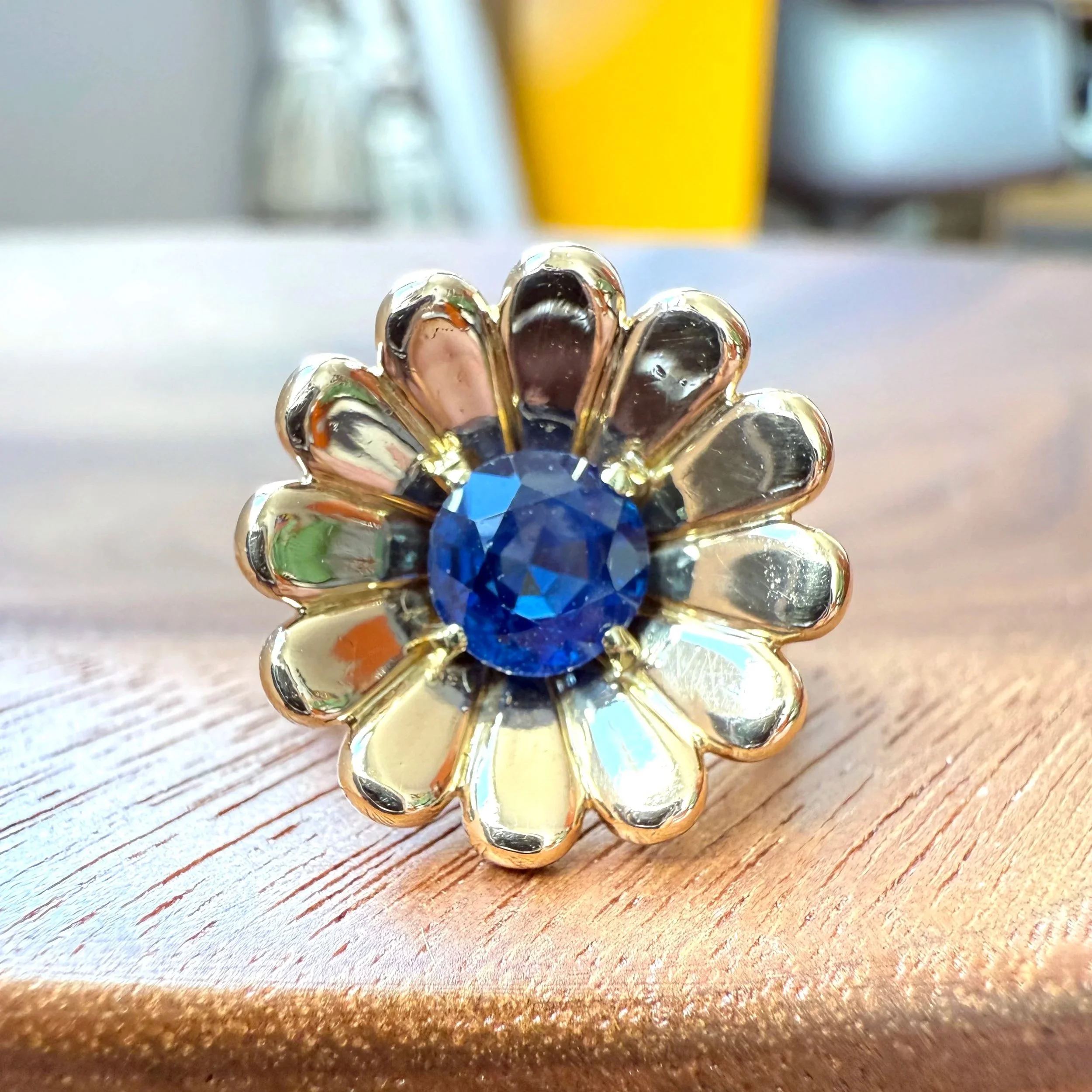 L'Agathea"  Ravissante bague vintage en or jaune et saphir en forme de fleur