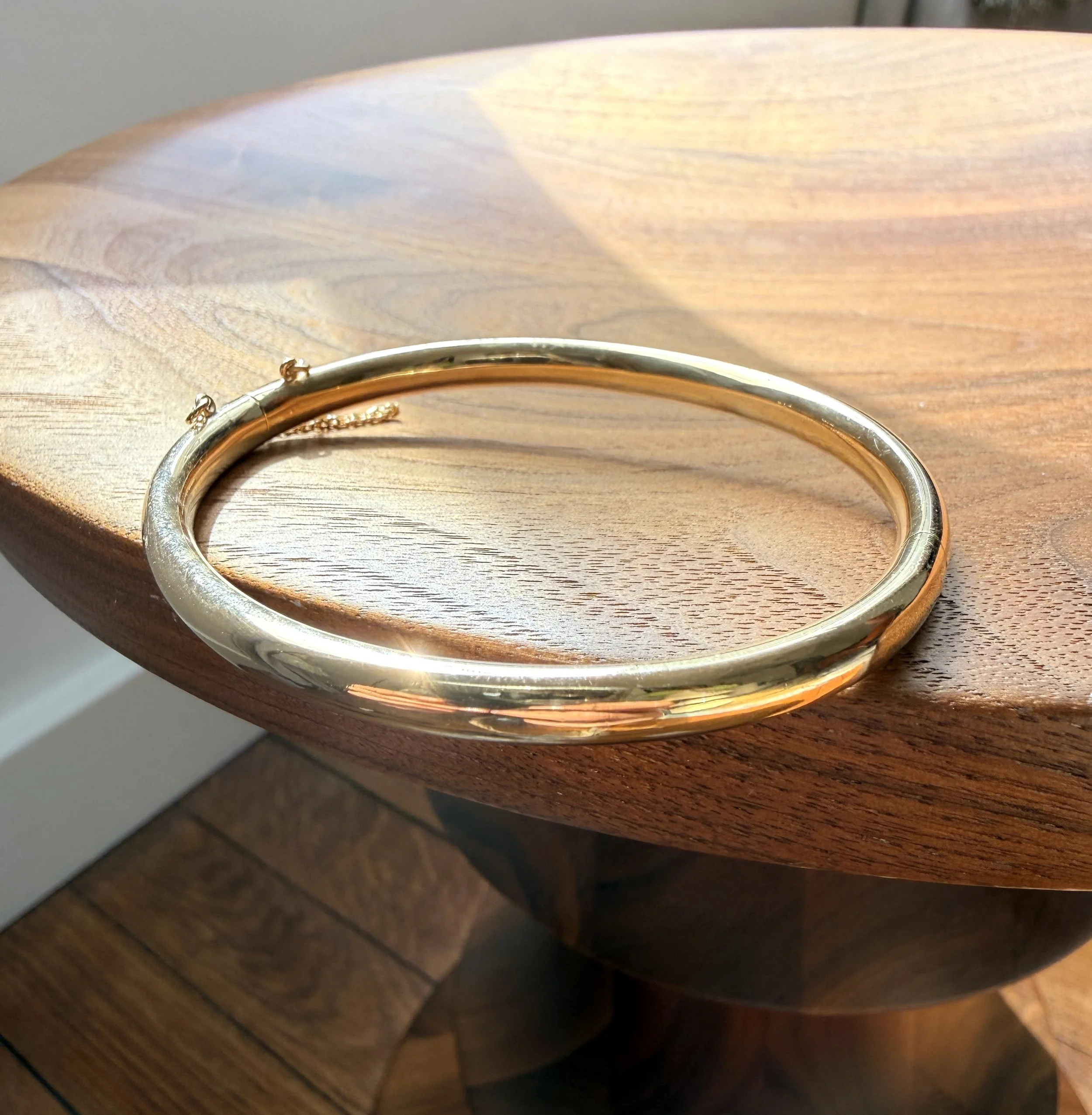 ADR3073-jonc-or-jaune-ovale-ouvrant-ancien-gold-bangle-french2.jpeg