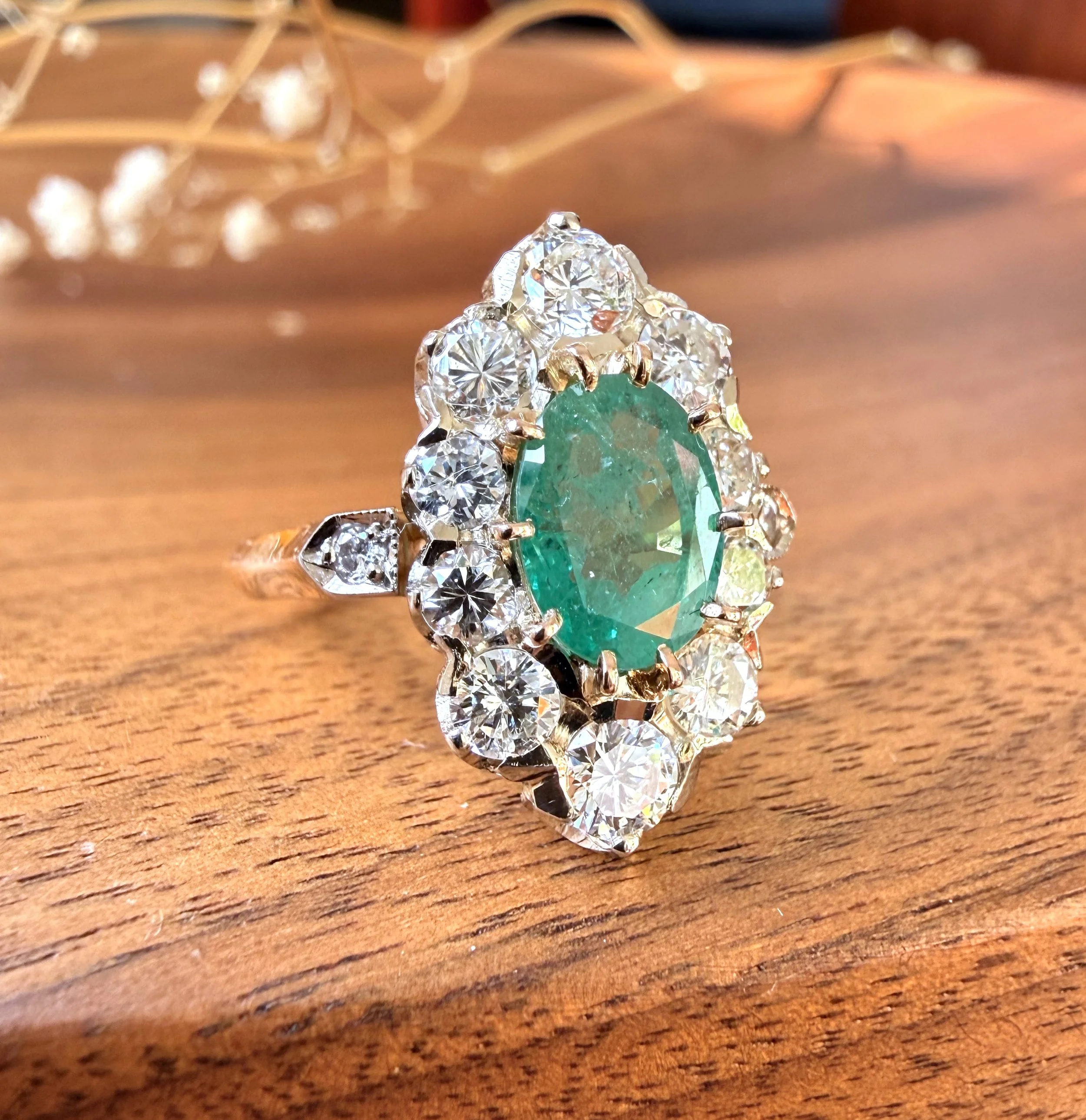 ADR3019-emeraude-zambie-bague-ancienne-halo-diamond-emerald-ring-estate-bijoux-anciens-paris-french-jewelry-unique-estate-vintage3.jpeg