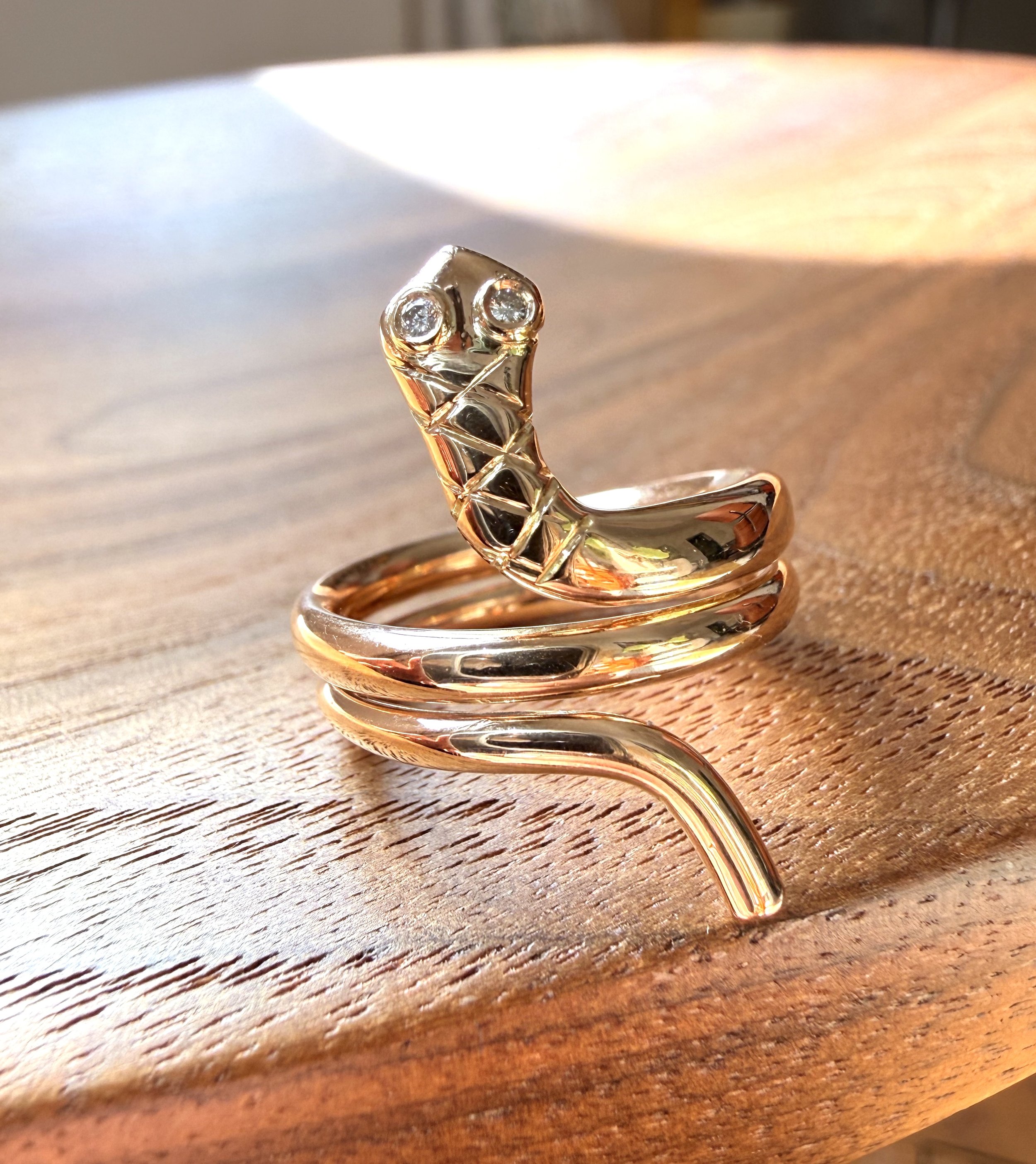 "L'envouteur" Bague serpent vintage en or rose et diamants