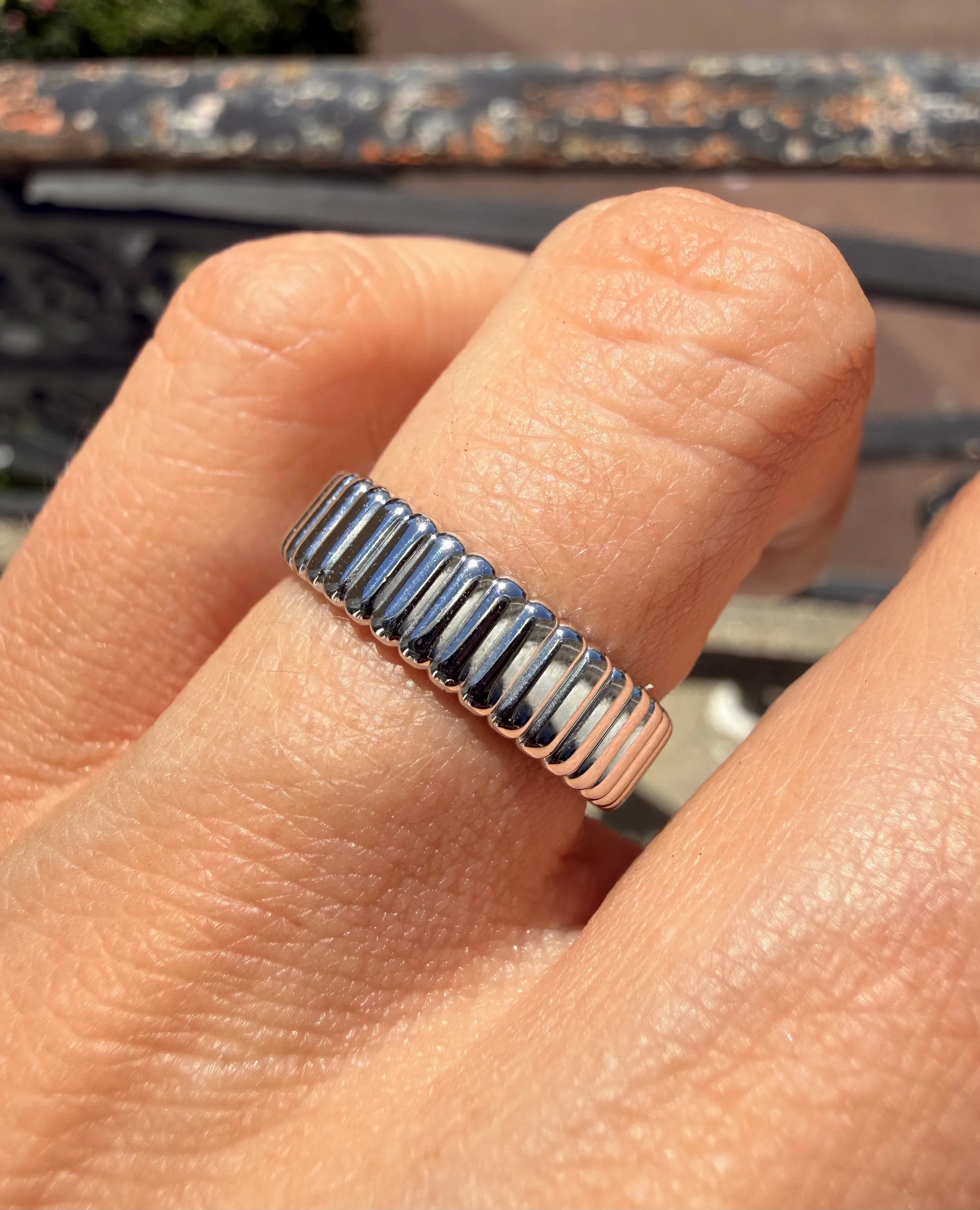 ADR2993-Alliance-Boucheron-bague-grosgrain-or-blanc-ecrin-signed-jewelry15.jpeg