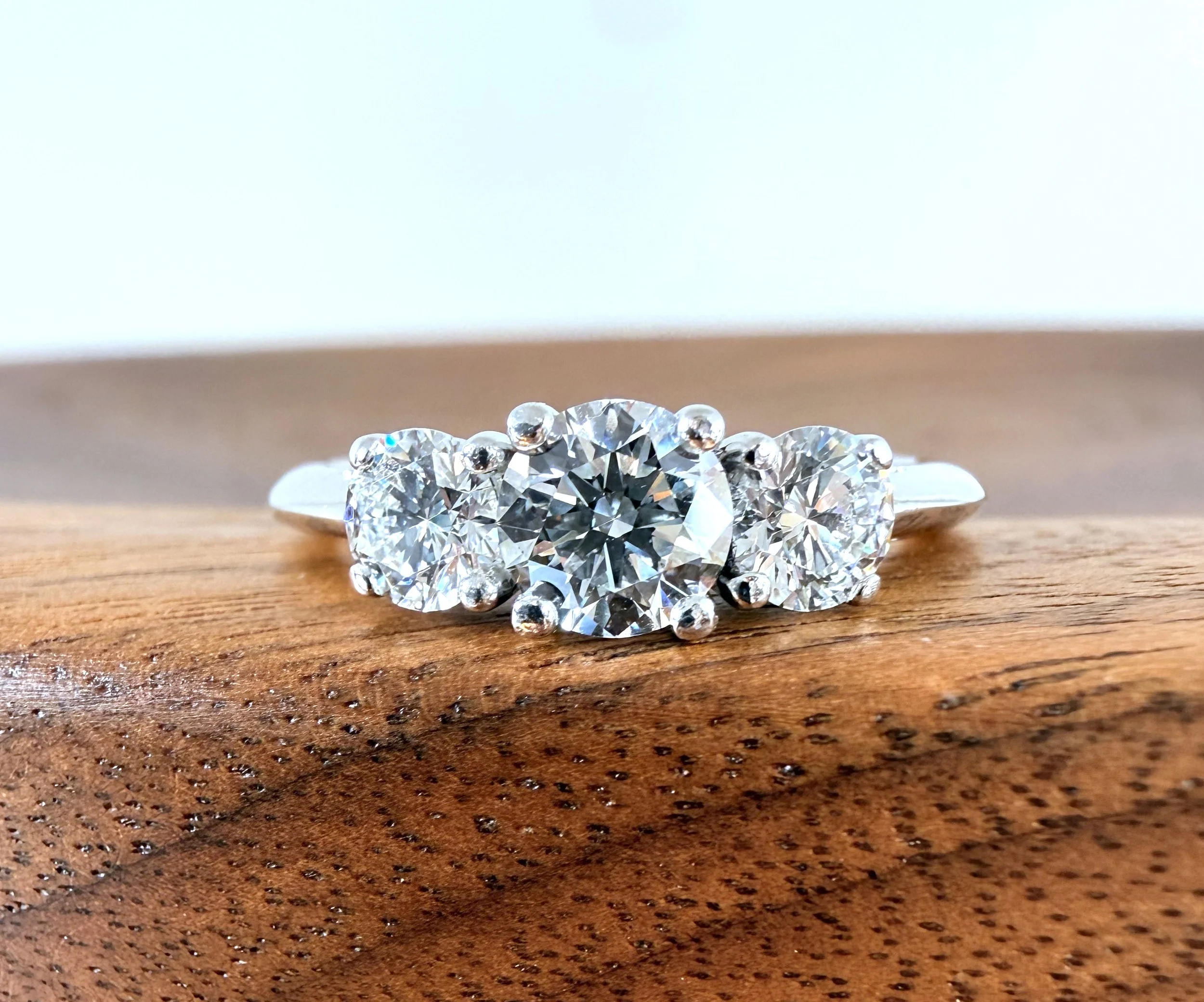 ADR3037-Bague-TCO-trilogie-platine-diamants-diamond-ring-fiancailles-mariage-wedding-engaged-engagementring1.jpeg