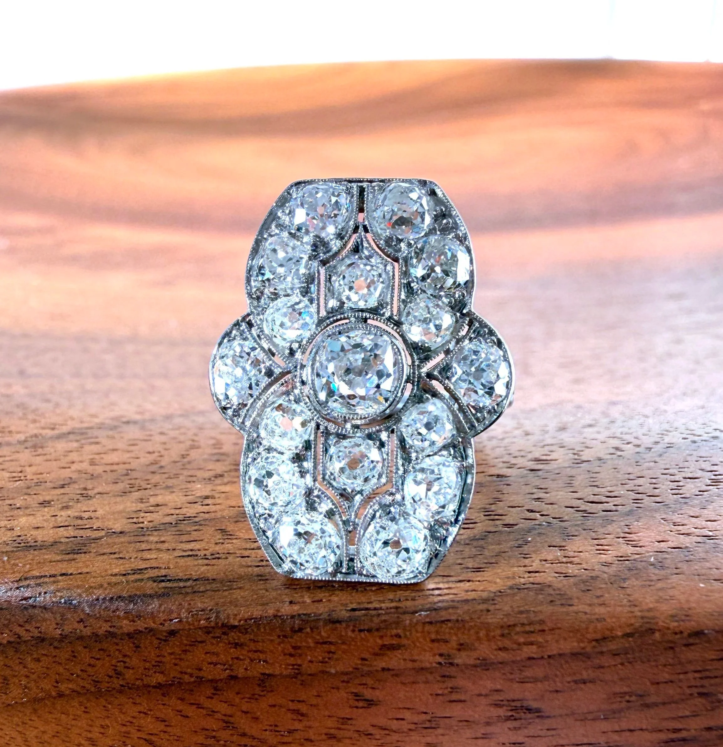 "La Magique" Bague ancienne d'époque Art Déco en platine et diamants
