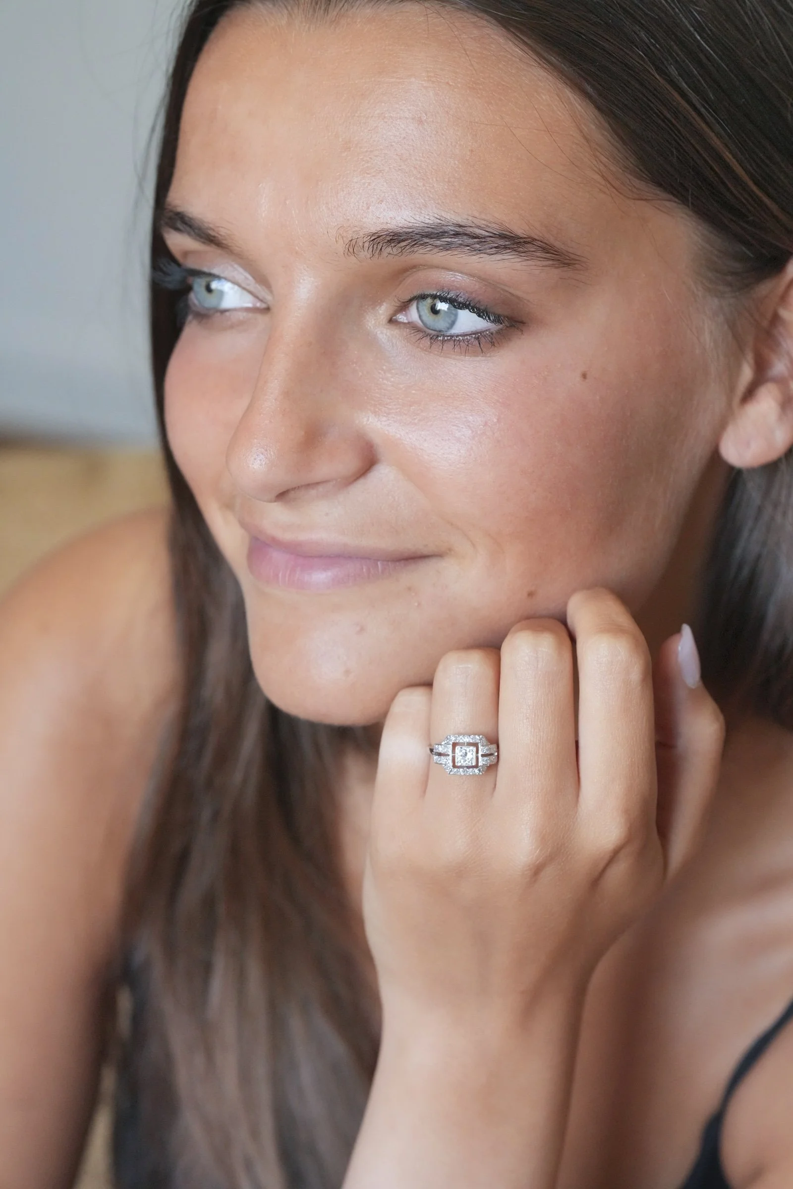ADR3105-Pauline-bague-diamants-fiancaille-mariage-wedding-anniversaire-yes-she-saidyes-ido-france-french-engagementring4.jpg