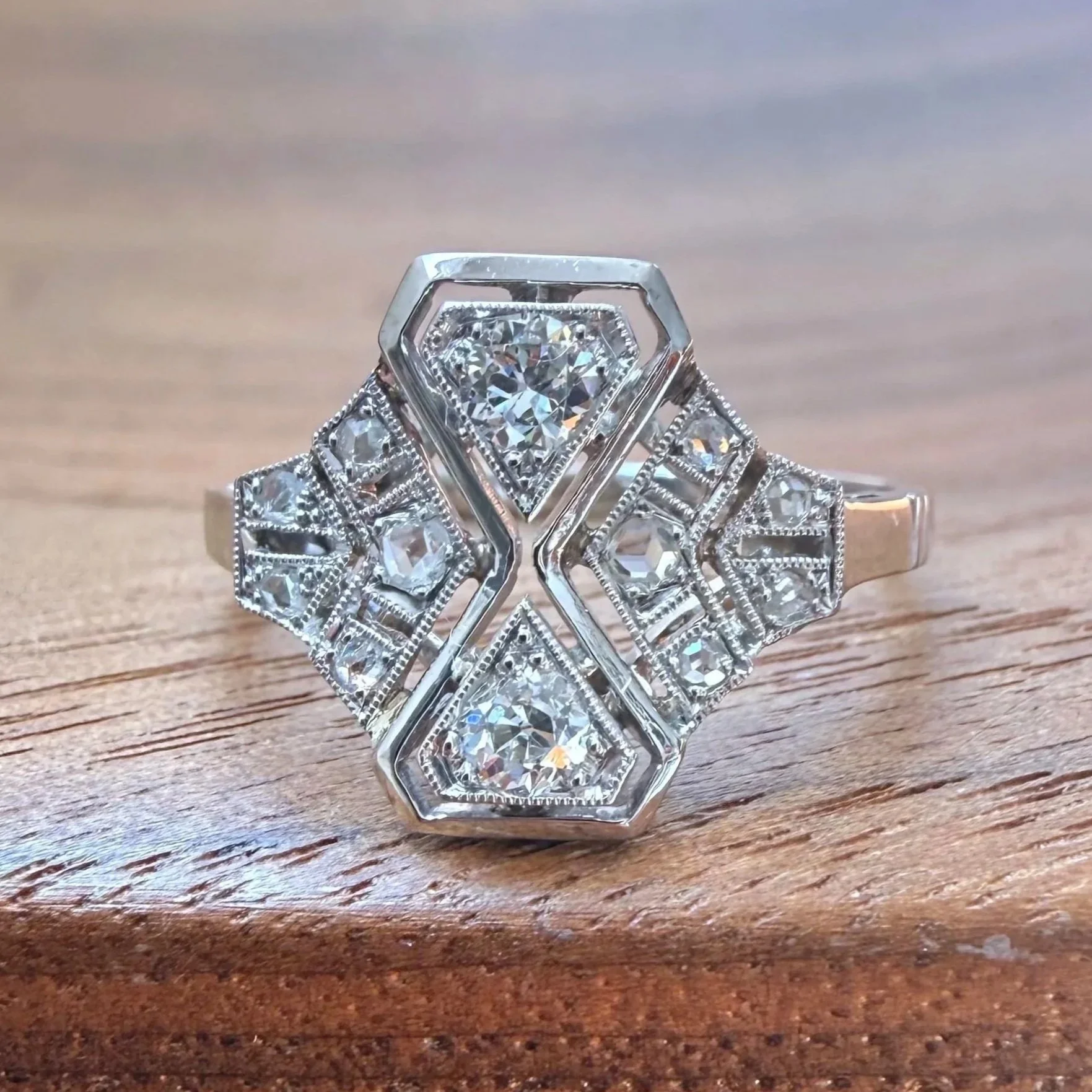 "La Andaluze" Ravissante bague ancienne d'époque Art Déco en platine, or blanc et diamants