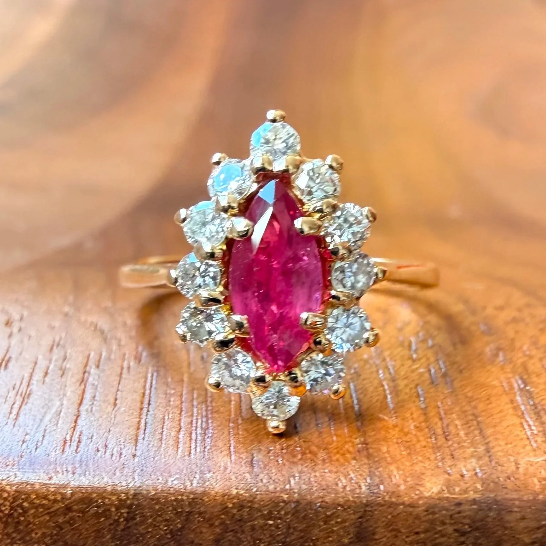 "La Josephine" Bague navette en or jaune, rubis et diamants