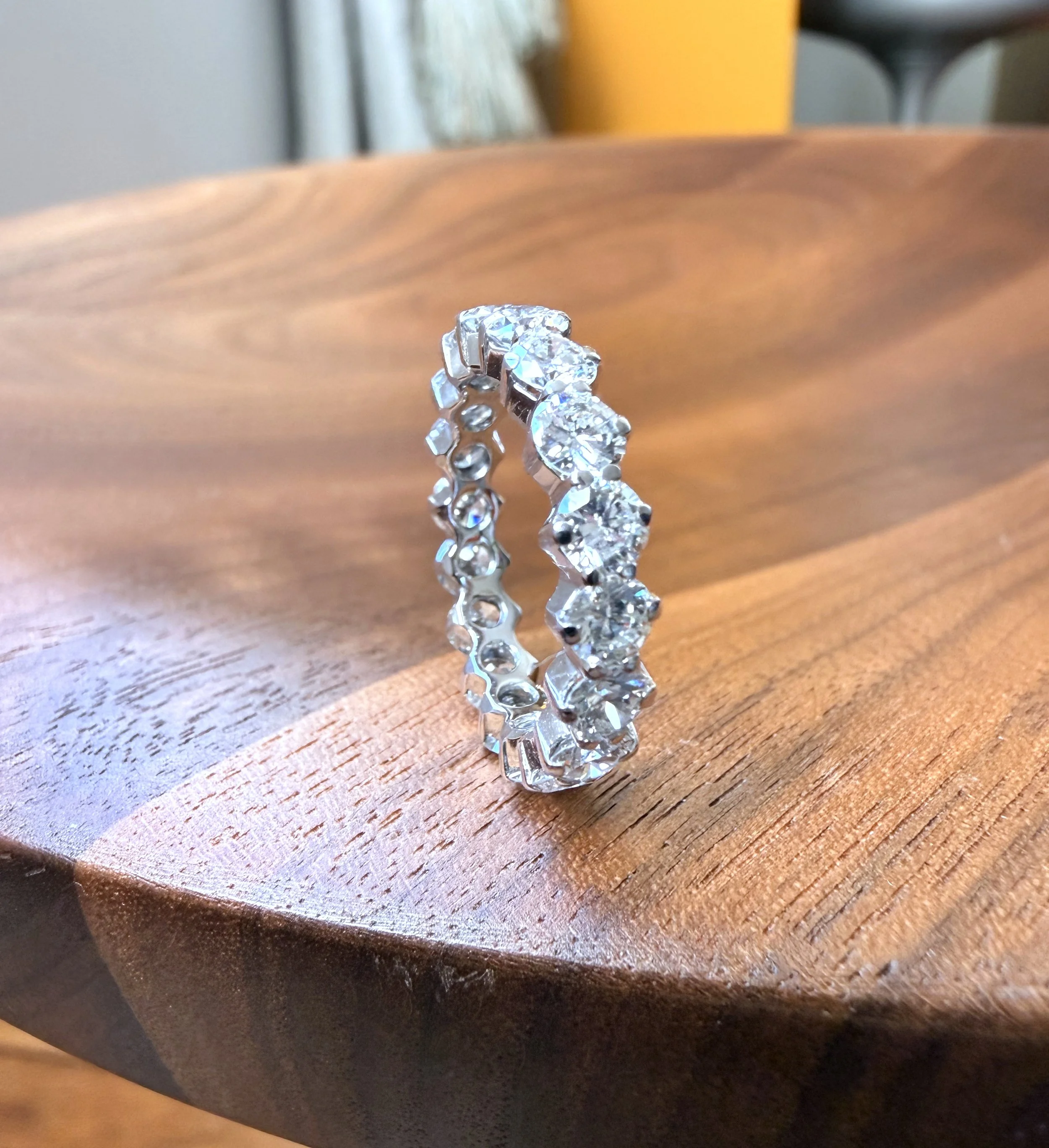 ADR3063-Alliance-or-blanc-diamants-diamond-engagement-ring-engaged4.jpeg