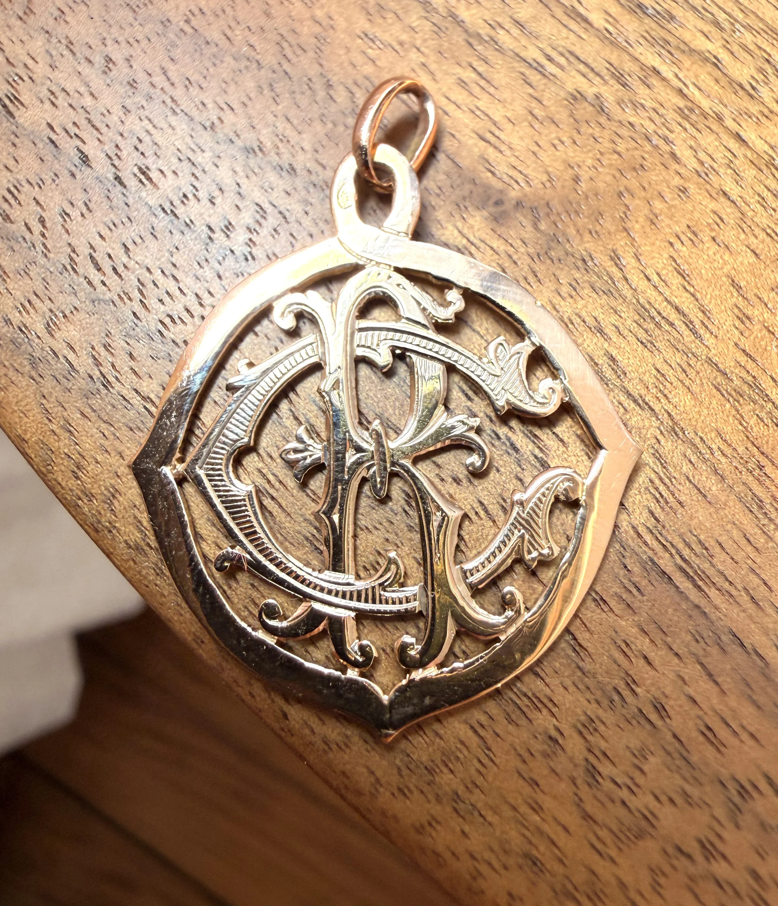 ADR2700-pendentif-initiales-or-rose4.jpeg