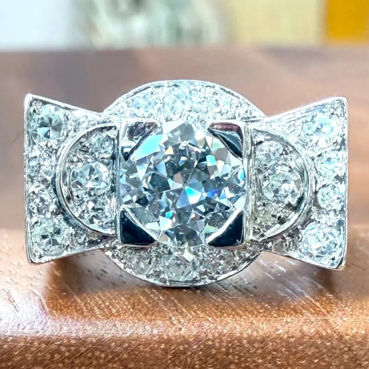 "La Clémence" Bague ancienne des années 1935-1940 en platine et diamants aux formes géométriques