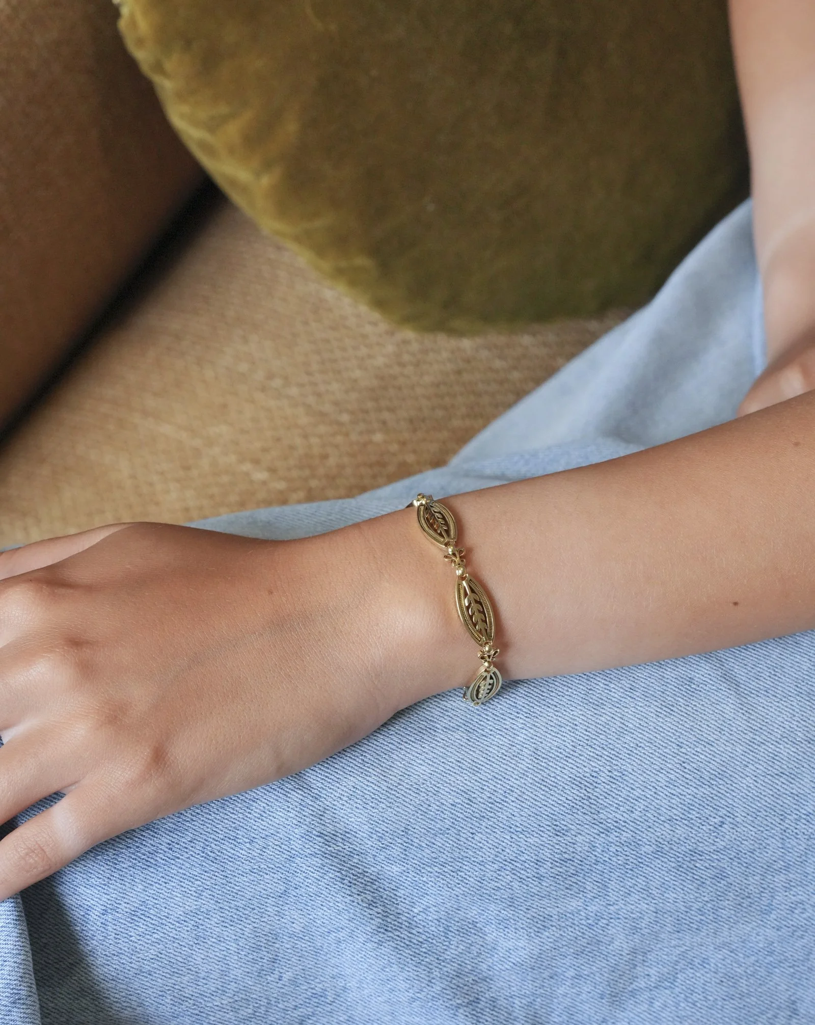 ADR3108-Bracelet-ancien-filigrane-or-jaune5.jpg