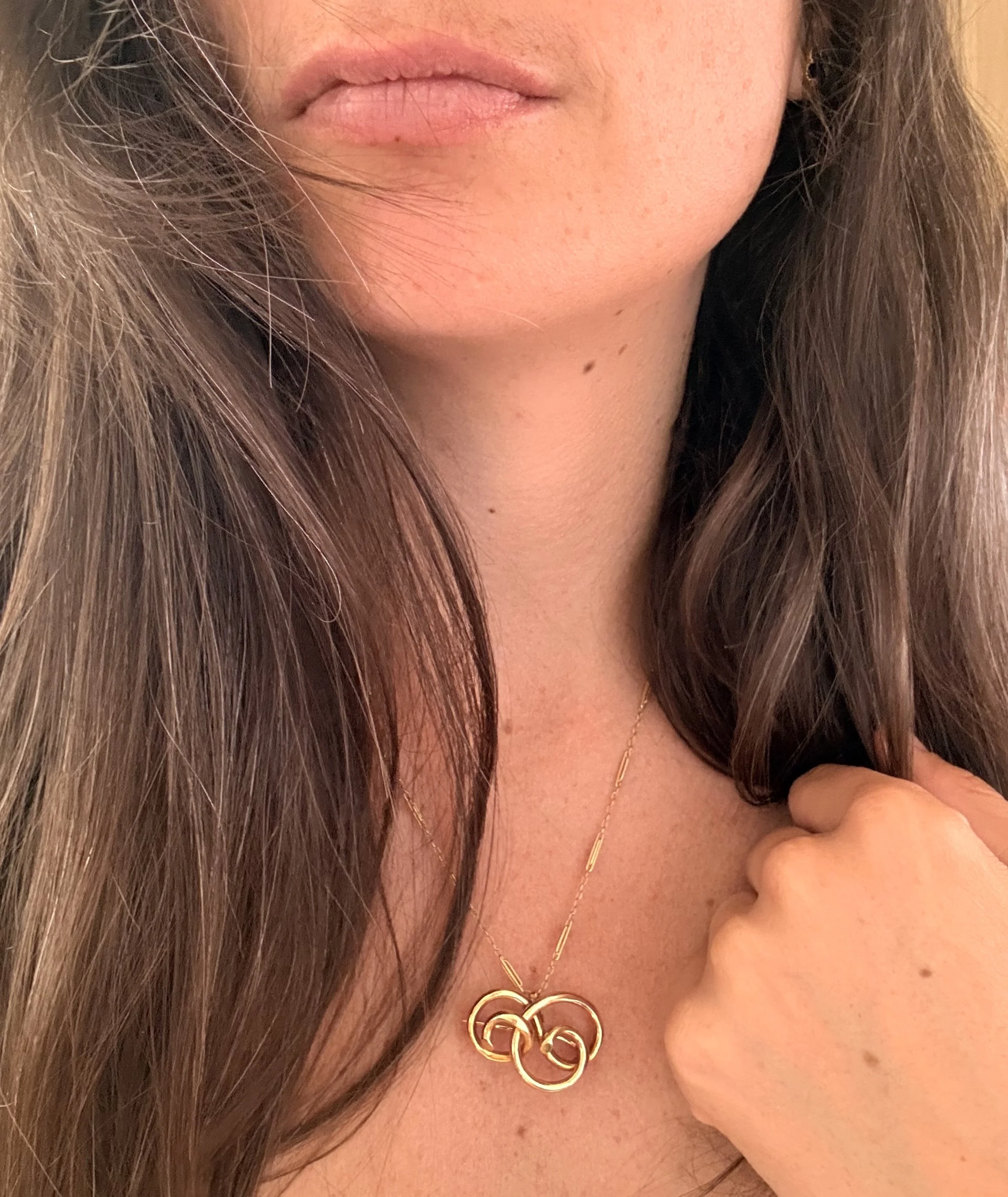 ADR3034-psendentif-collier-broche-or-jaune-volutes1.jpeg