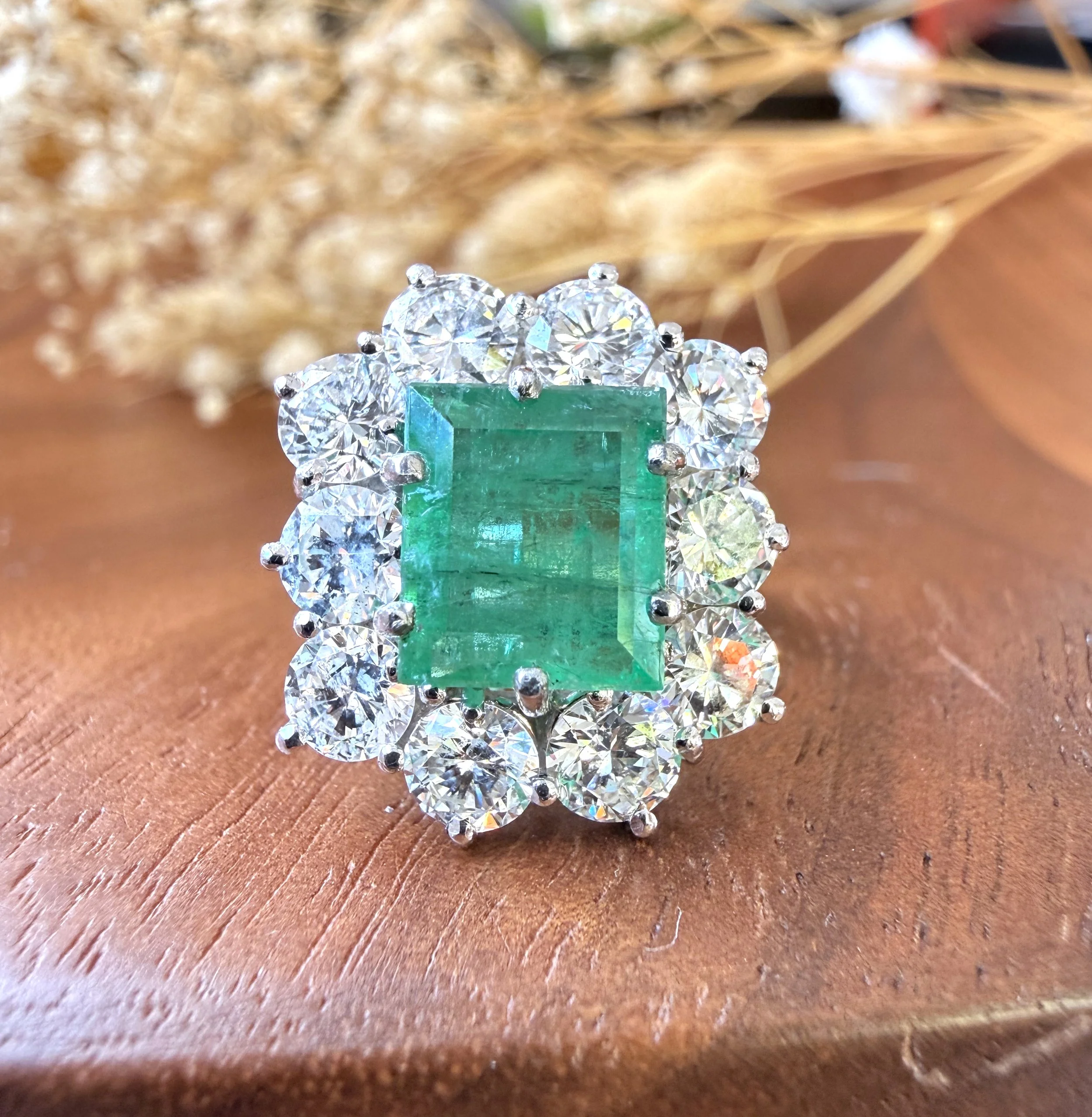 ADR3020-Bague-rectangulaire-marguerite-rare-vintage-emeraude-emerald-bague-mariage-anniversaire-aniversary-paris-french-estate1.jpeg