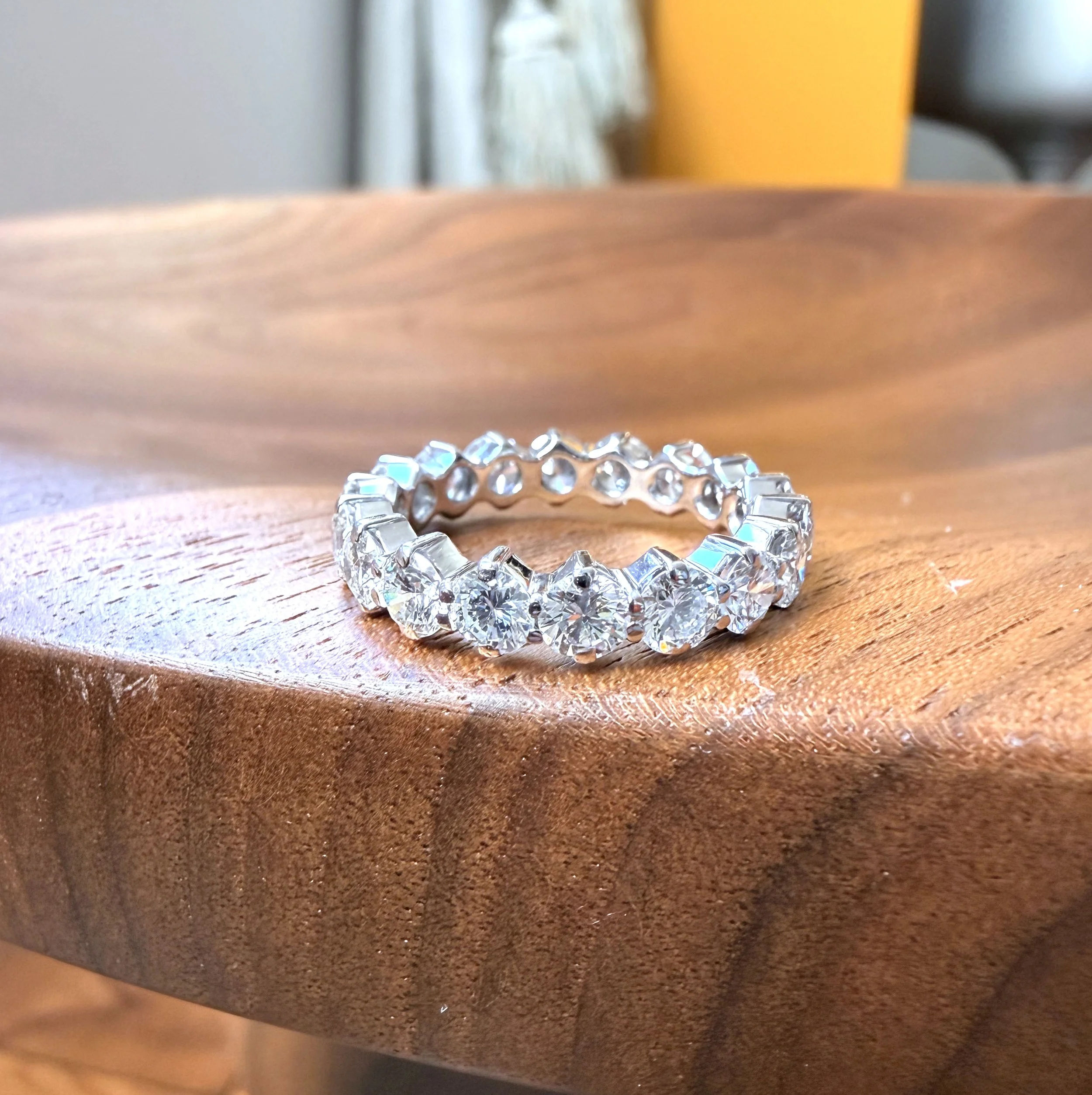 ADR3063-Alliance-or-blanc-diamants-diamond-engagement-ring-engaged3.jpeg