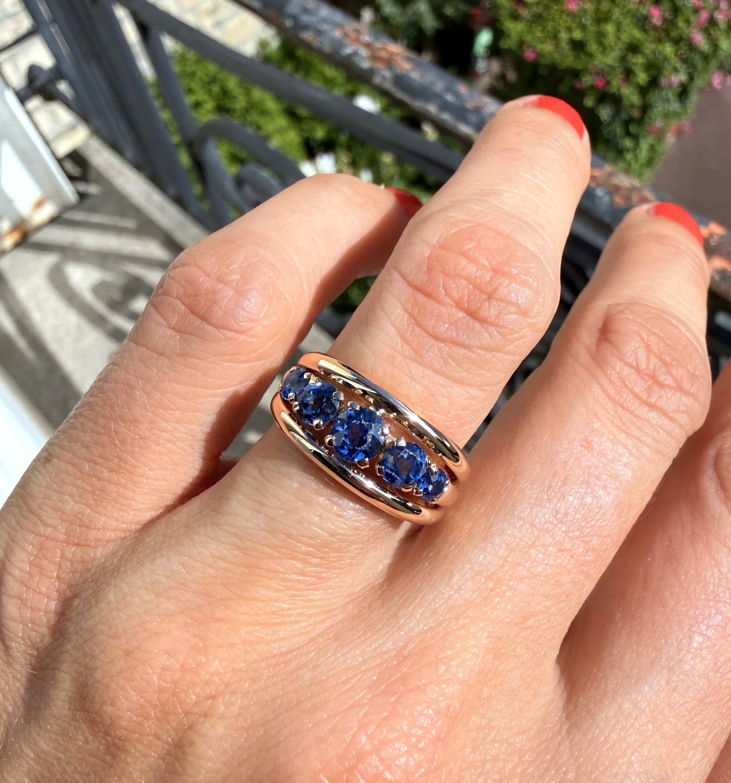 ADR3142-Blue-ocean-ring-bague-or-jaune-rose-saphir-sapphire-gemstones-unique-rare-push-present-gift-naissance7.jpeg