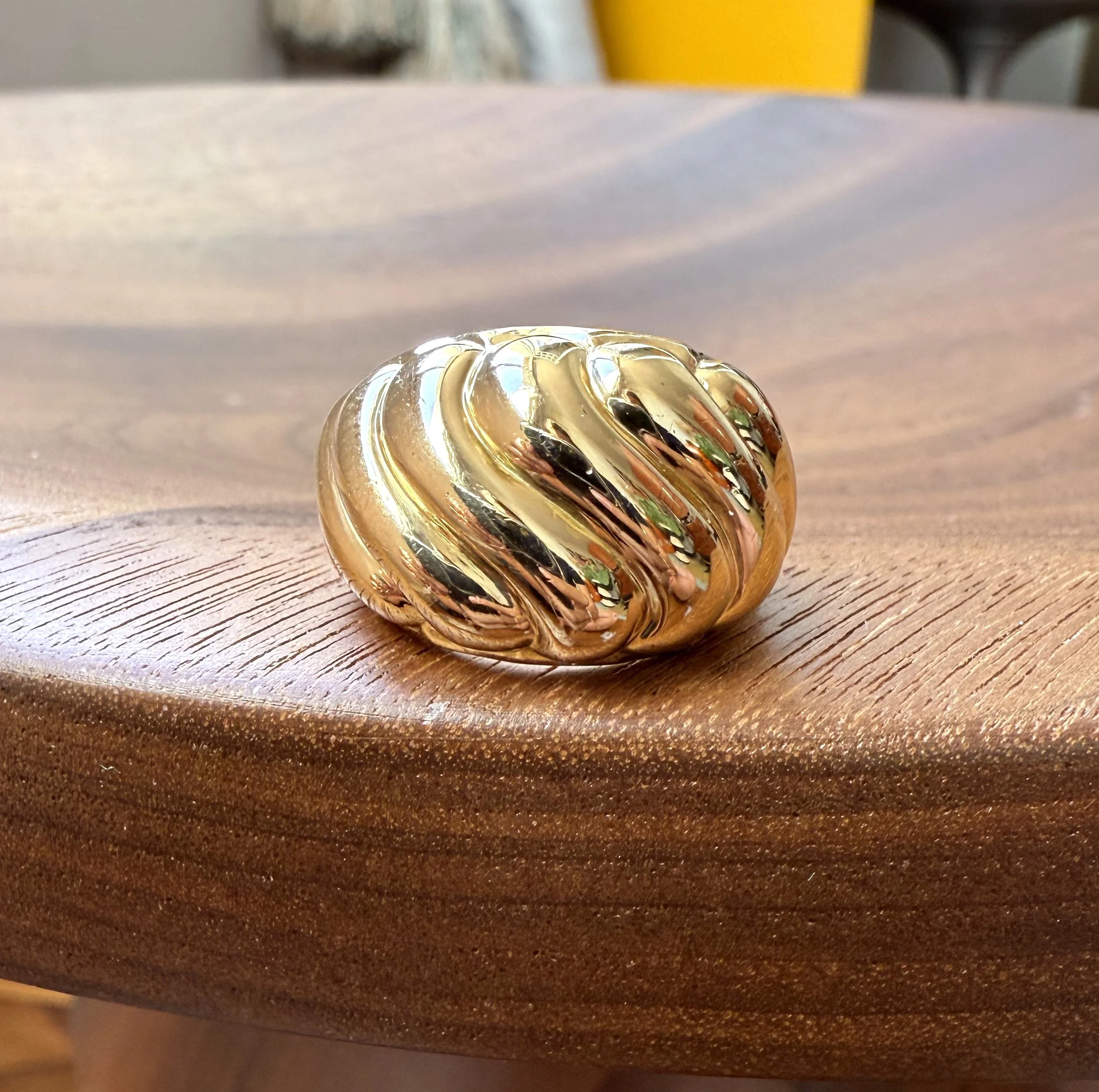 ADR2830-bague-VCA-or-jaune-wave-cadeau-naissance-anniversaire.jpeg