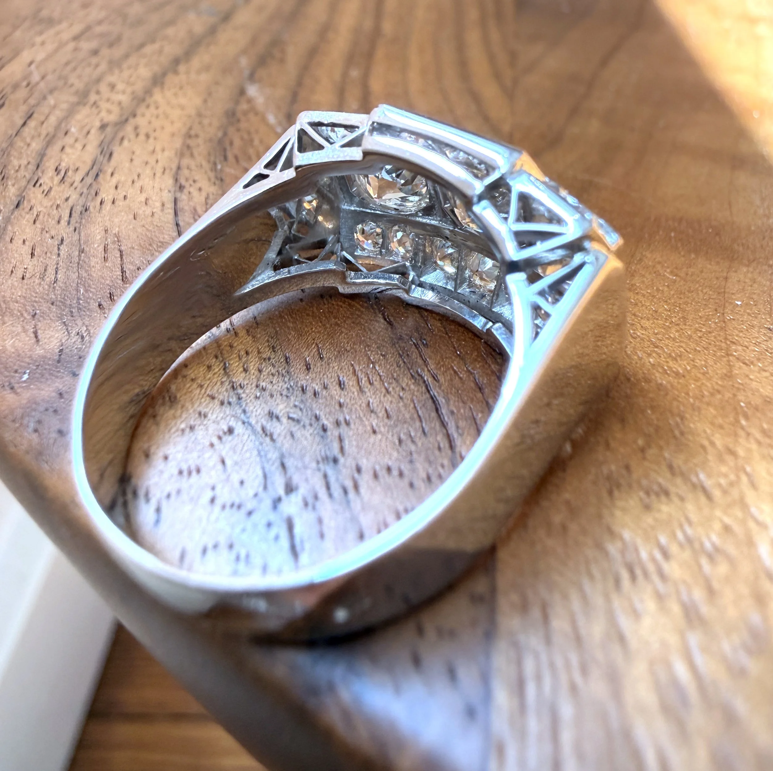 ADR3107-Bague-tank-platine-diamants-diamond-ring5.jpeg