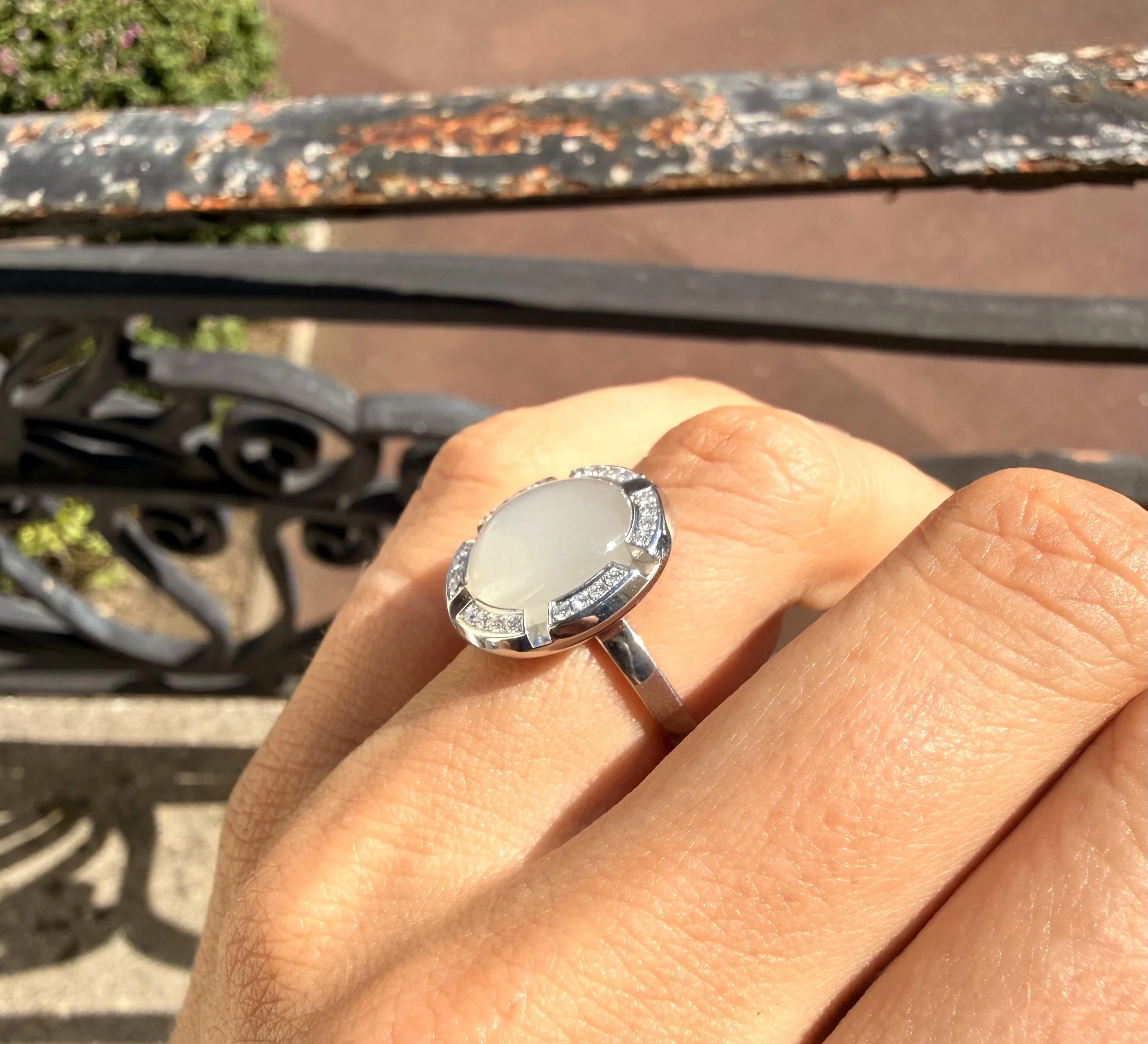 ADR3061-Bague-Chaumet-mapremiere-or-blanc-pierre-de-lun-moonstone-gold-diamonds-ring11.jpeg