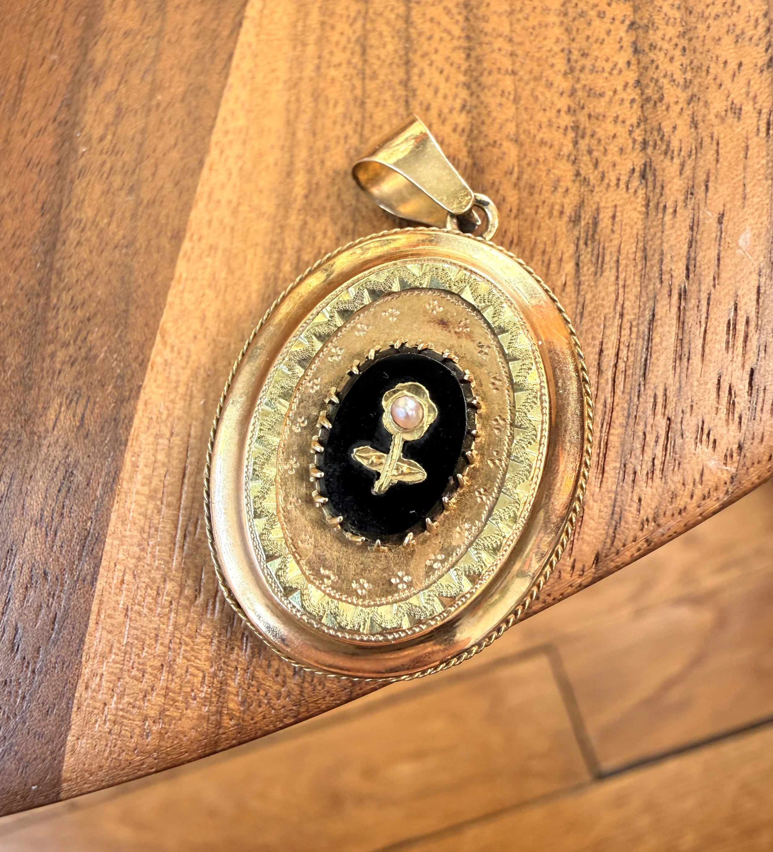 ADR2945-pendentif-medaillon-or-onyx-porte-photos-souvenirs-meche-cheveux1.jpeg