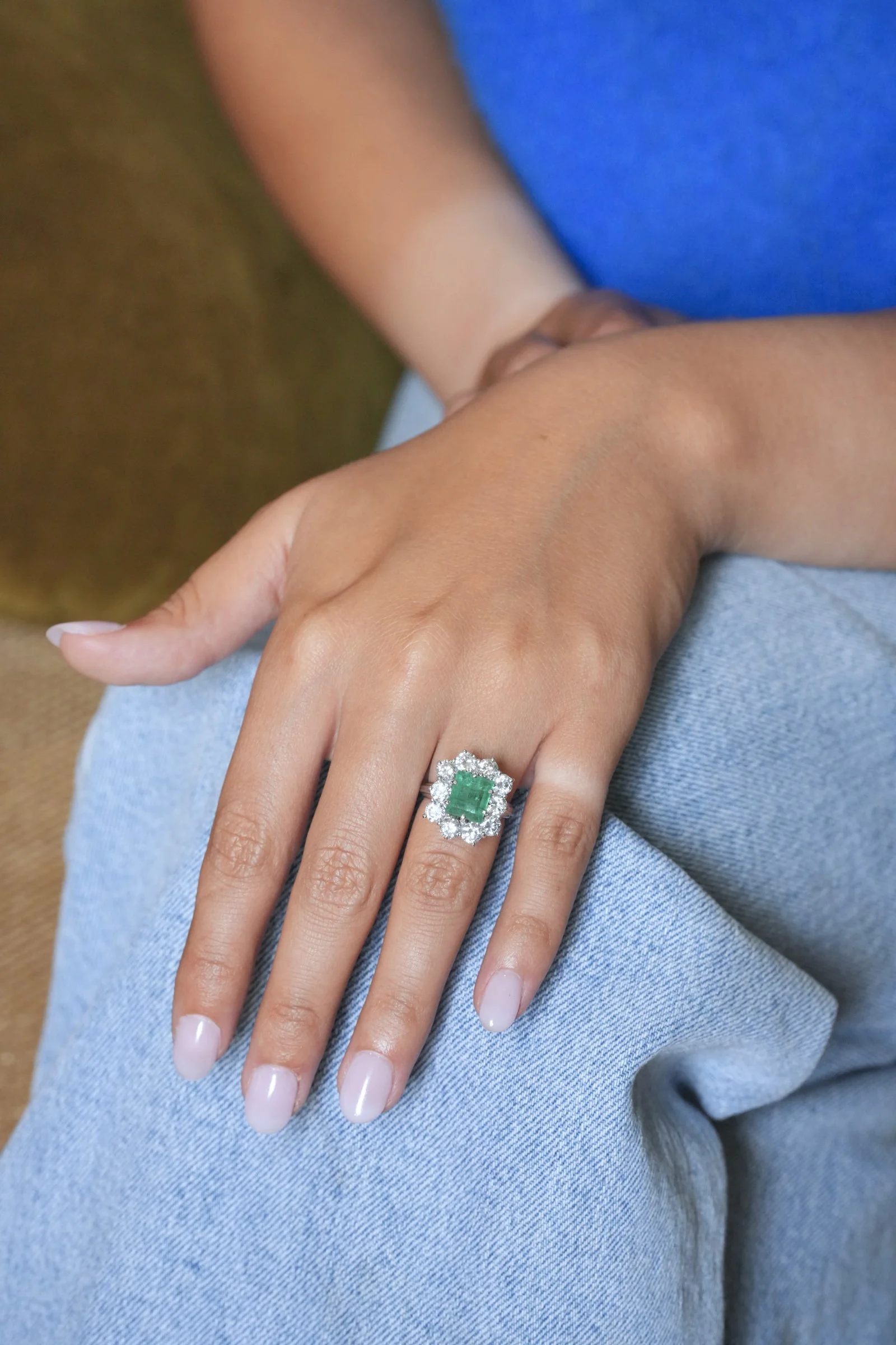 ADR3020-Univers-Bague-emeraude-diamants-entourage-rare-unique0.jpg