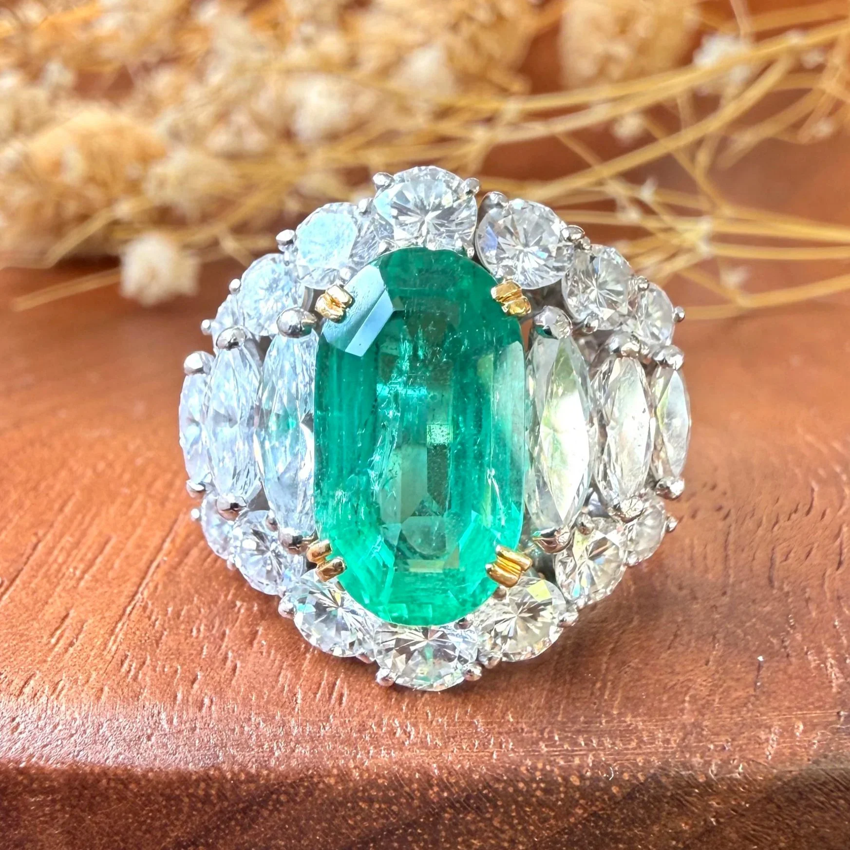 "L'Amande" Superbe bague vintage en or blanc, or jaune, platine, émeraude et diamants