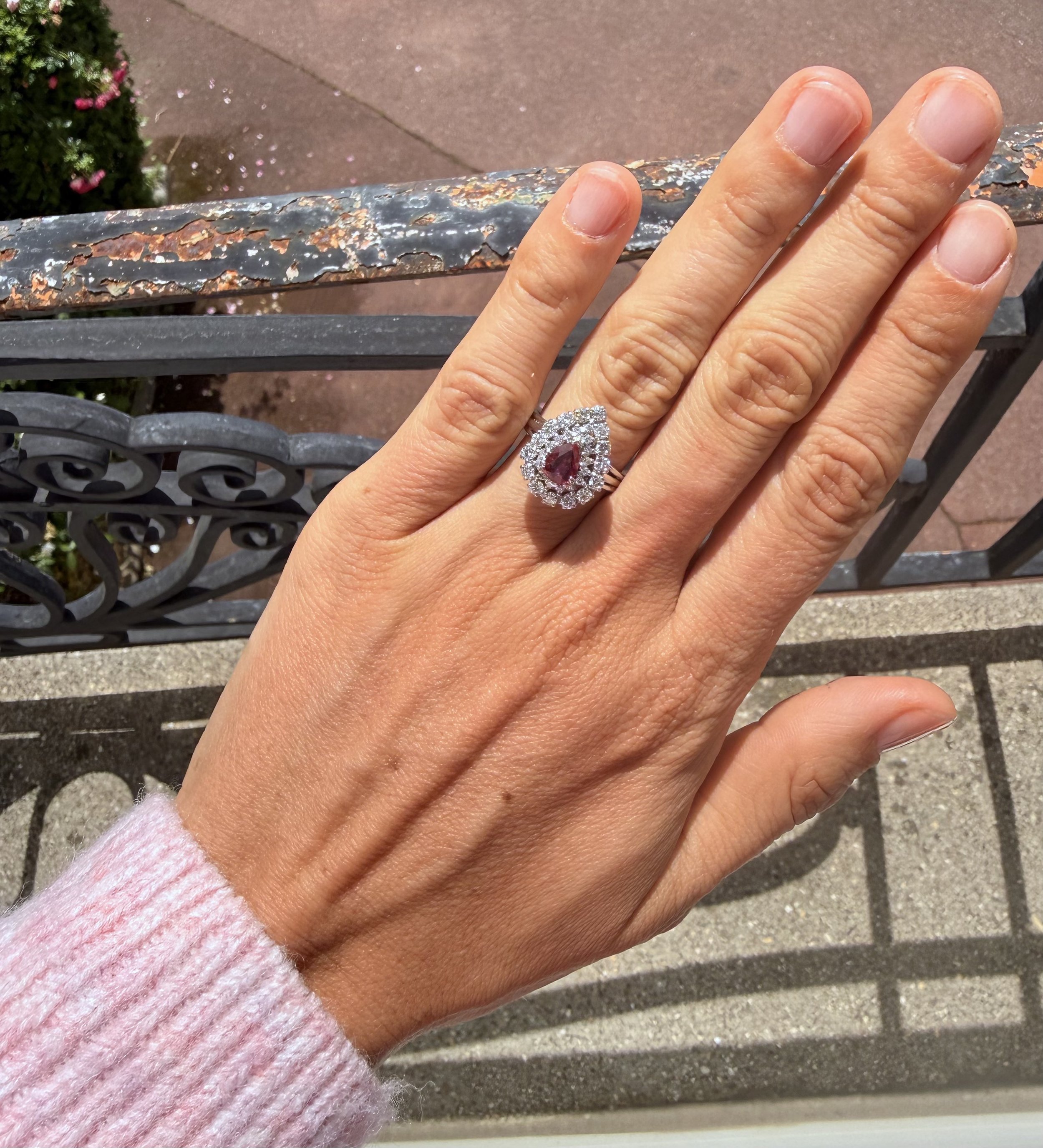 ADR3083-Bague-poire-pear-rubis-ruby-diamants-fiancailles-engaged-mariage-wedding4.jpeg