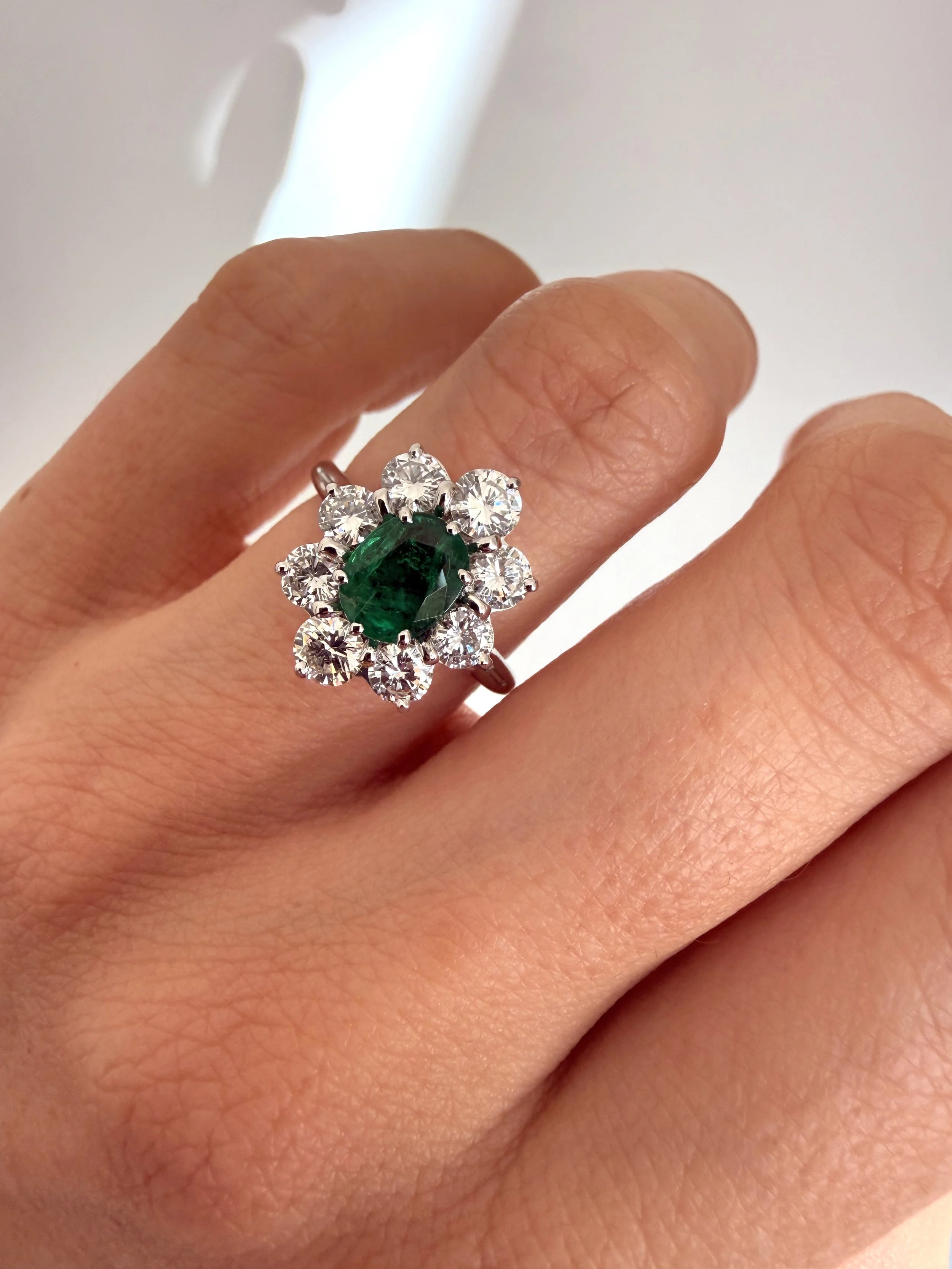 ADR3043-Bague-emeraude-marguerite-entourage-diamants5.jpeg