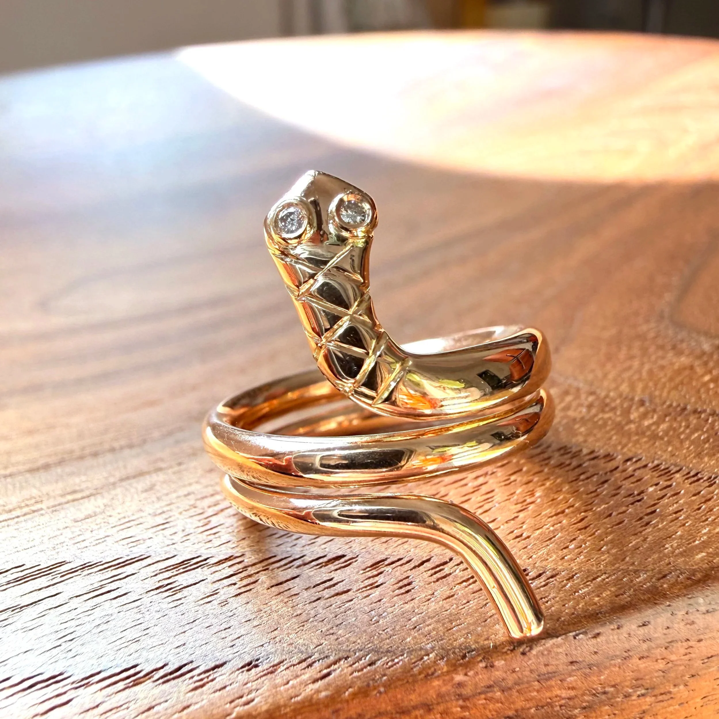 "L'envouteur" Bague serpent vintage en or rose et diamants