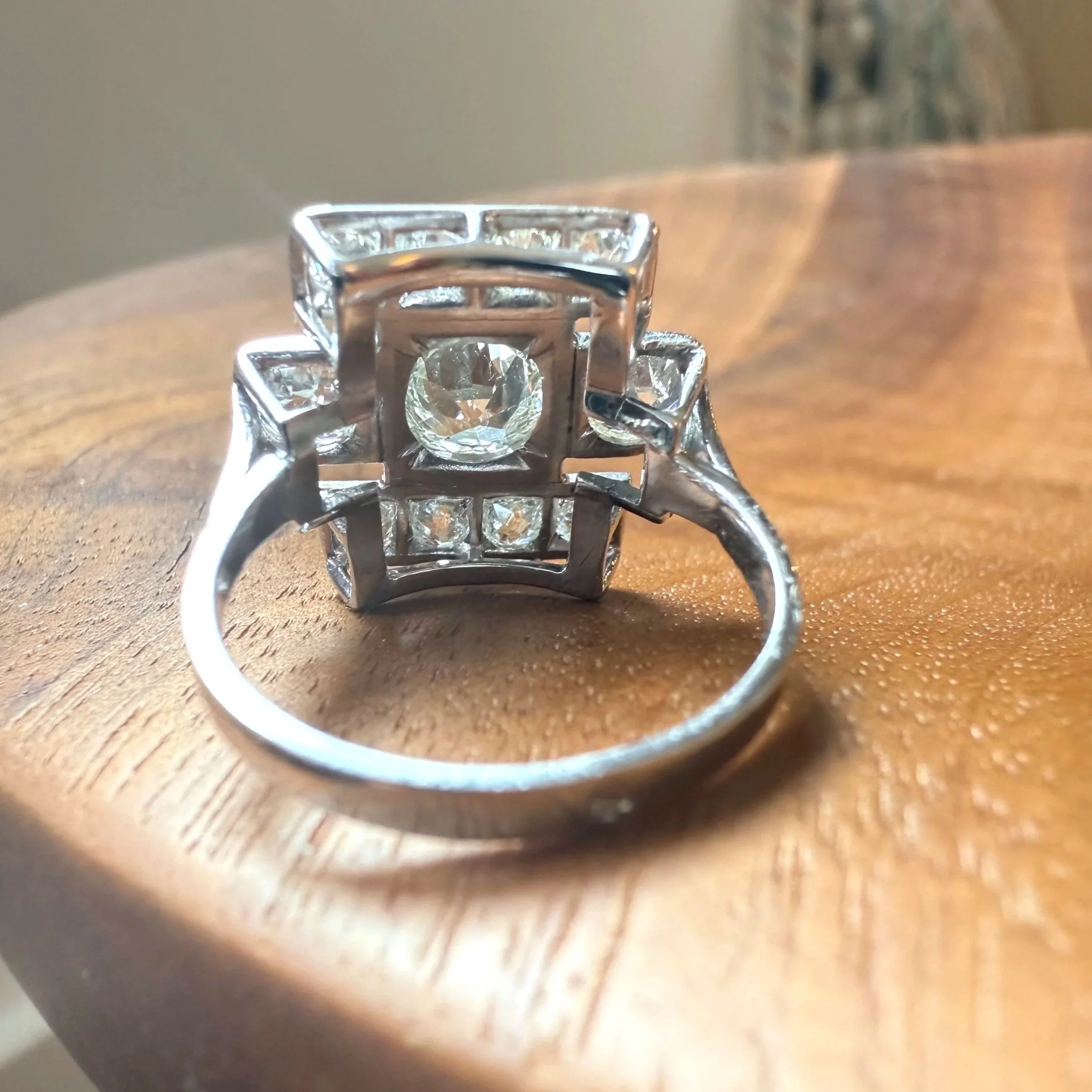 ADR2929-La-Louise-bague-ancienne-art-deco-diamants-diamonds-ring-bijoux-anciens-paris-laura-fleur-art-deco-specialist-expert-jewels-heritage-fiancailles-mariage4.jpg