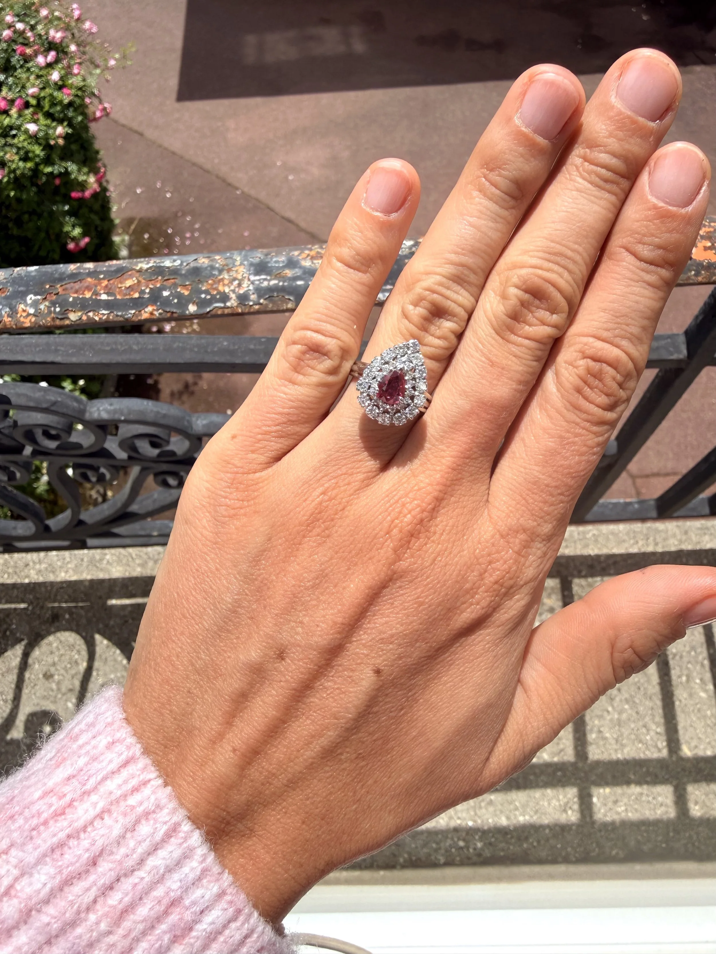 ADR3083-Bague-poire-pear-rubis-ruby-diamants-fiancailles-engaged-mariage-wedding6.jpeg