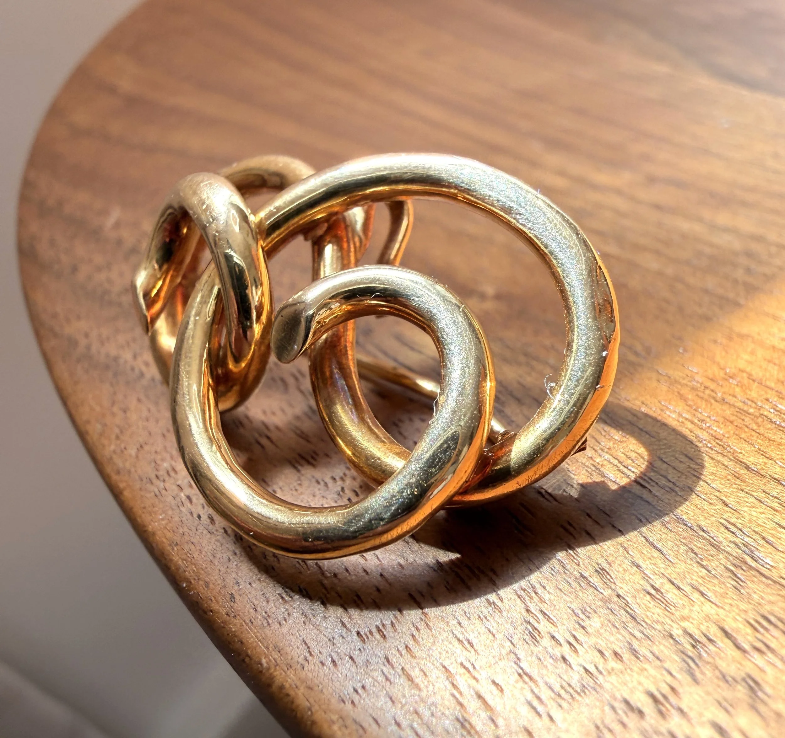 ADR3034-pendentif-collier-broche-or-jaune-volutes2.jpeg