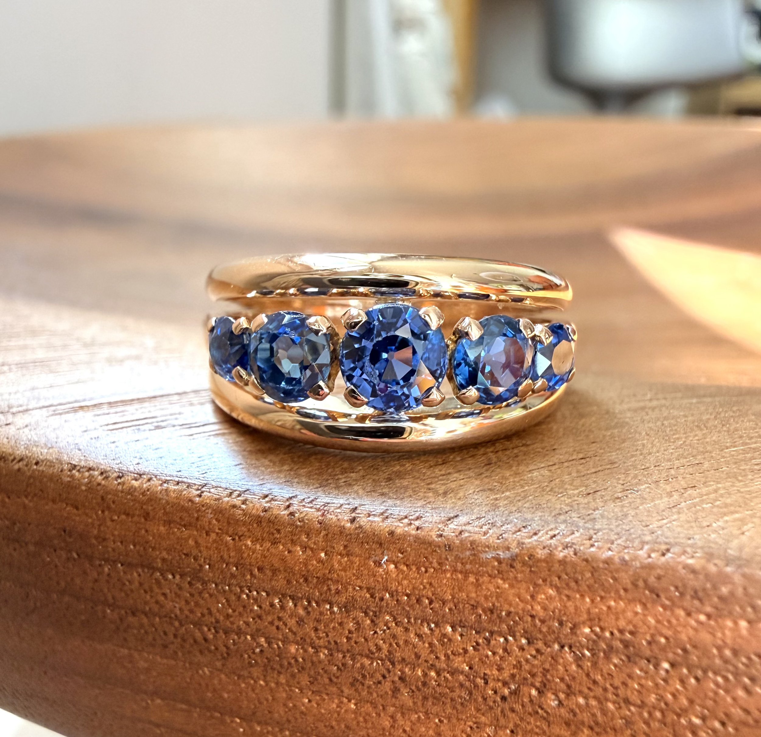 ADR3142-Blue-ocean-ring-bague-or-jaune-rose-saphir-sapphire-gemstones-unique-rare-push-present-gift-naissance5.jpeg