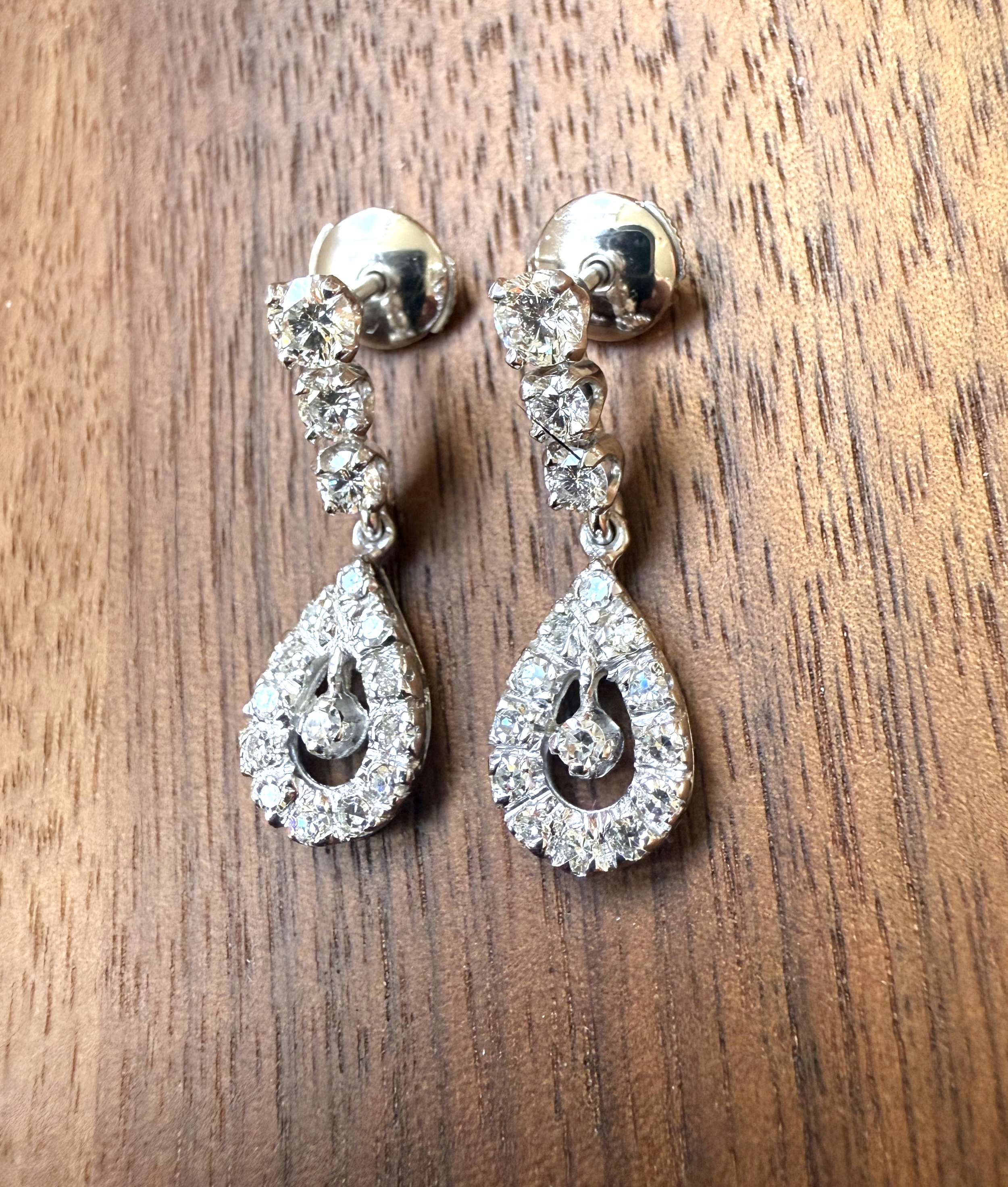 ADR2825-boucles-doreilles-or-blanc-diamants-pendantes-poire-pearshape-pear-diamonds-earrings-pendant-earstuds-diamondstuds4.jpeg