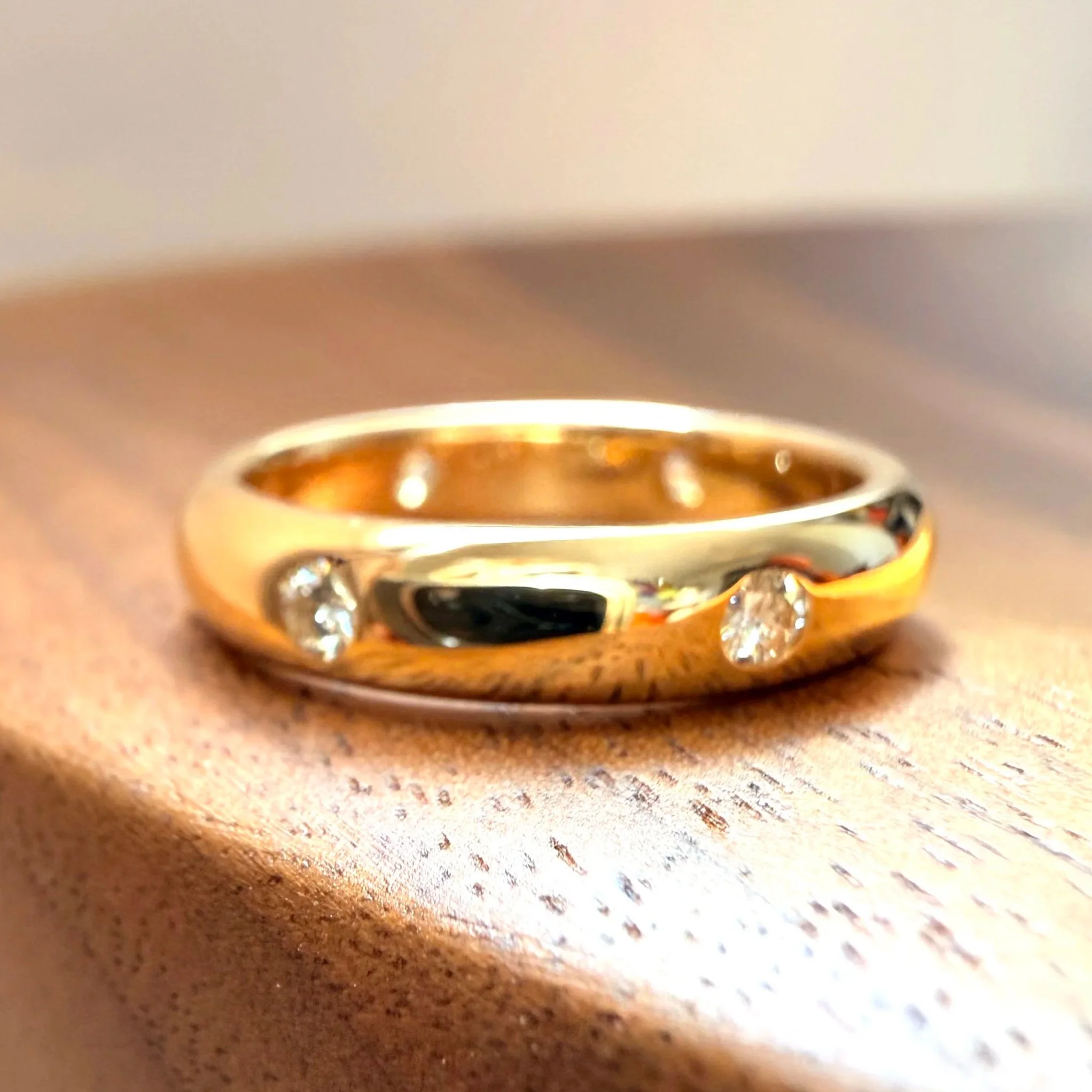 Cartier, Alliance vintage "Stella" en or jaune et diamants T51 des années 1992