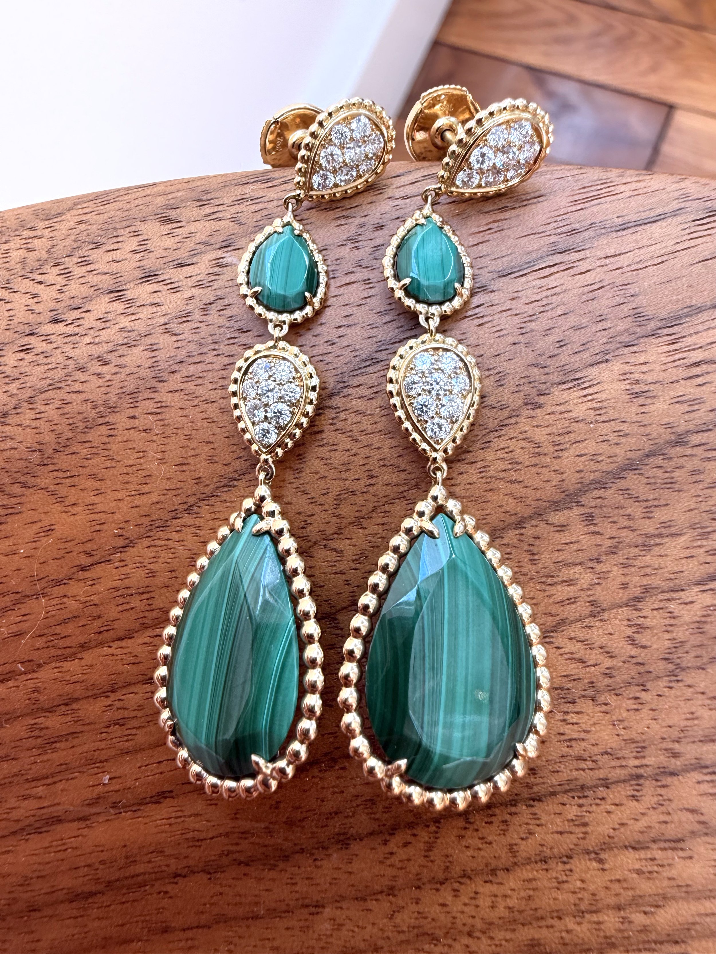 ADR3146-boucles-doreilles-pendantes-or-jaune-malachite-diamants-serpent-boheme0 copy.jpg