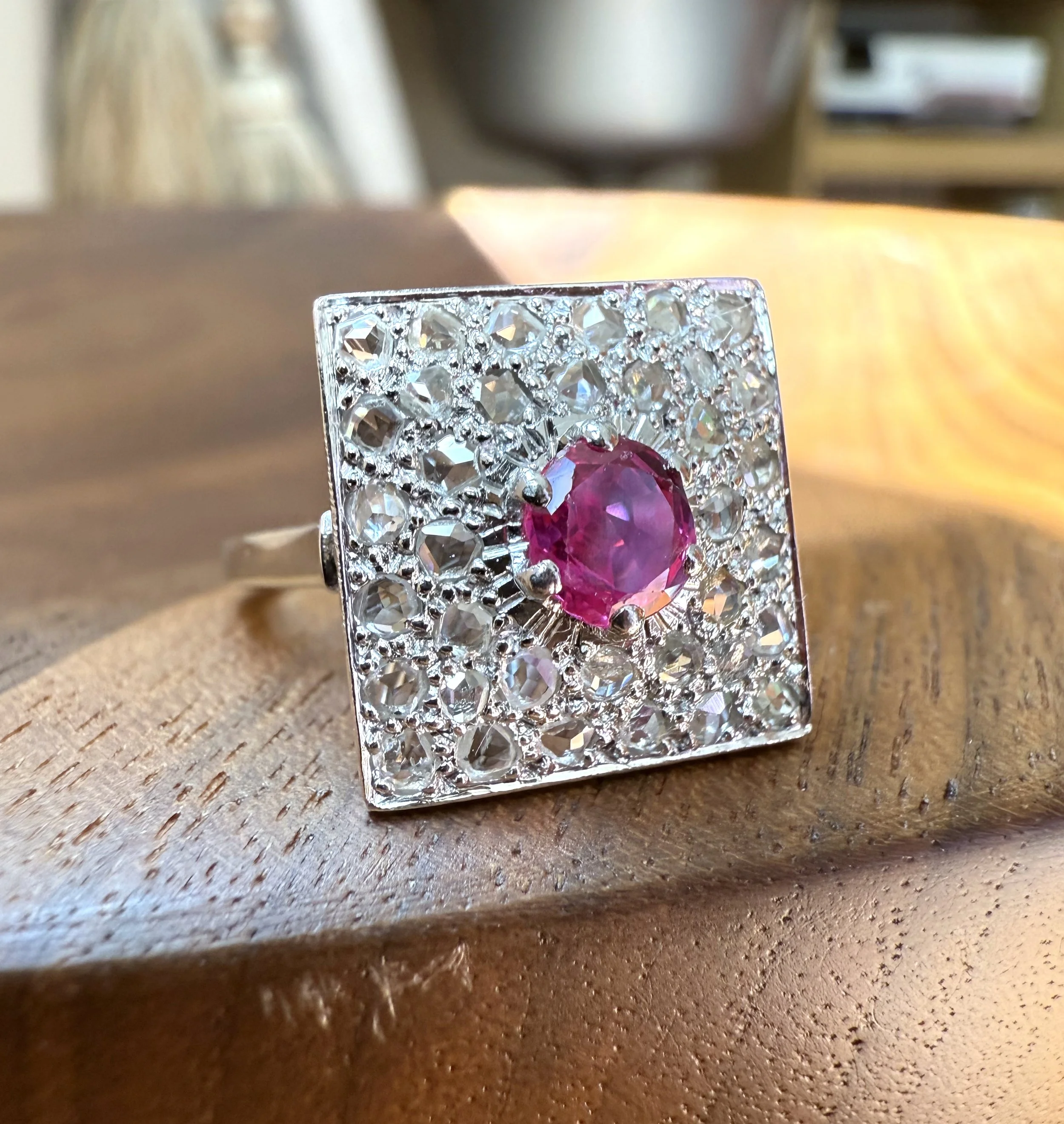 ADR2944-bague-diamants-rubis-carré-cadeau-fiancaille-mariage-naissance-wedding-anniversaire.jpeg (1).jpeg