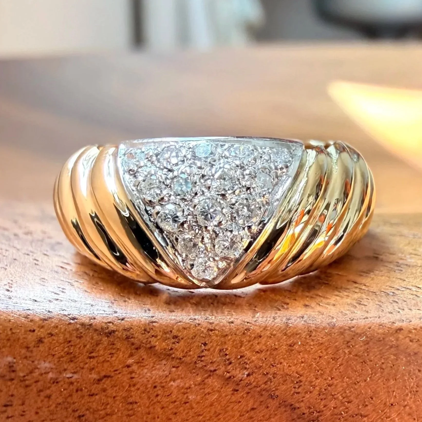 "La Torsade" Ravissante bague semi bombée vintage en or jaune, platine et diamants