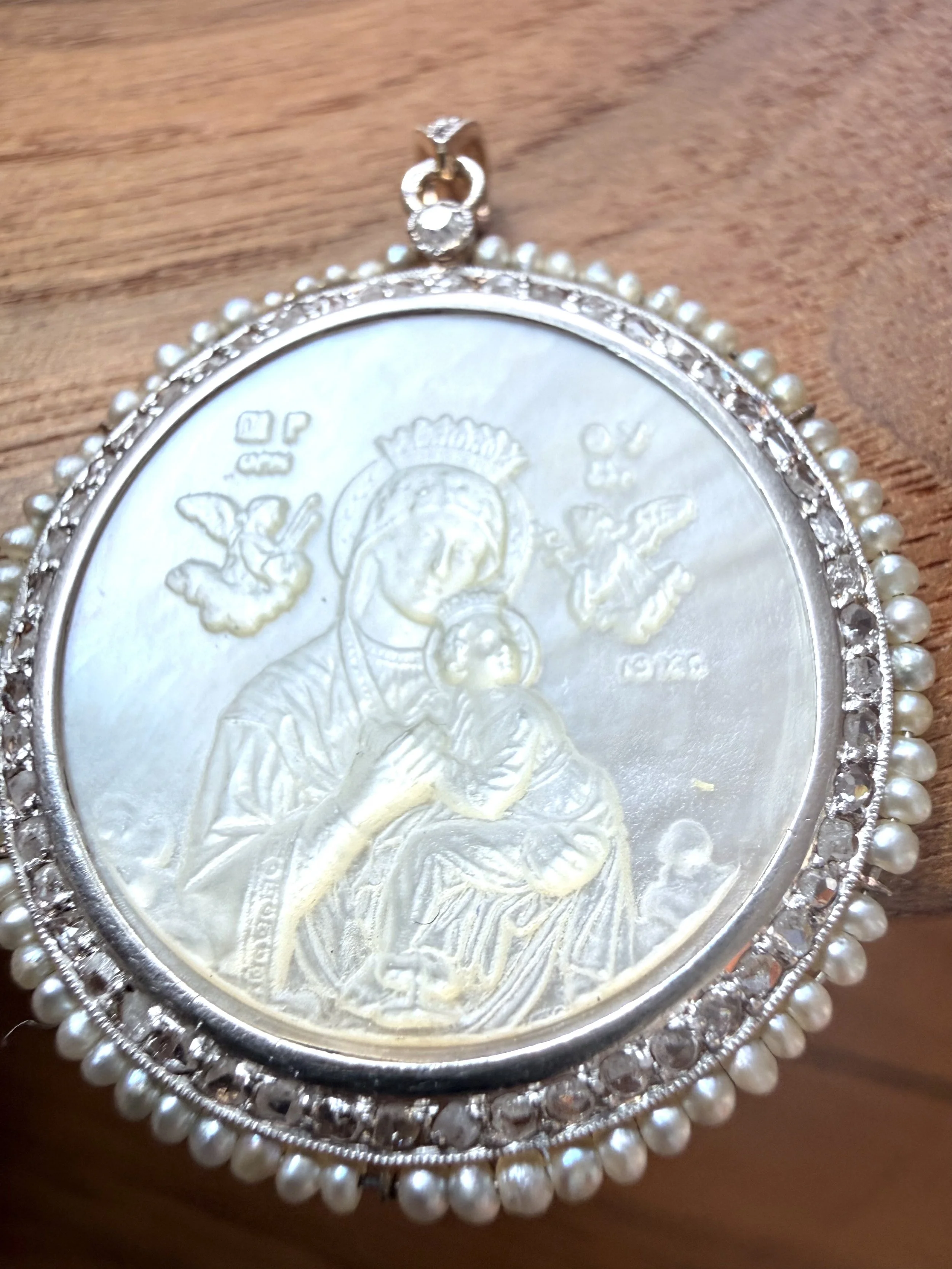 ADR3098-Medaille-nacre-diamants-perles-religious-religion-medal-mother-of-pearl1.jpeg