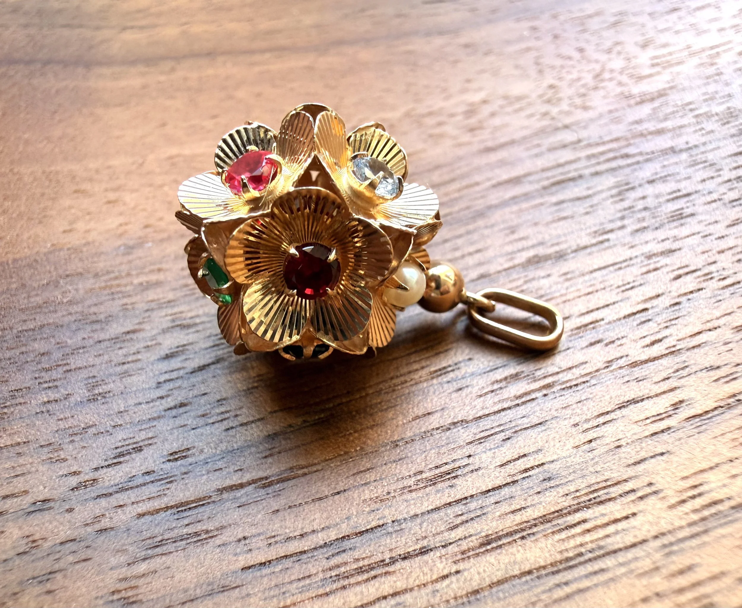 ADR3154-hippie-pendentif-multicolore-pierre-synthese-annee-1970-or-rose4.jpeg