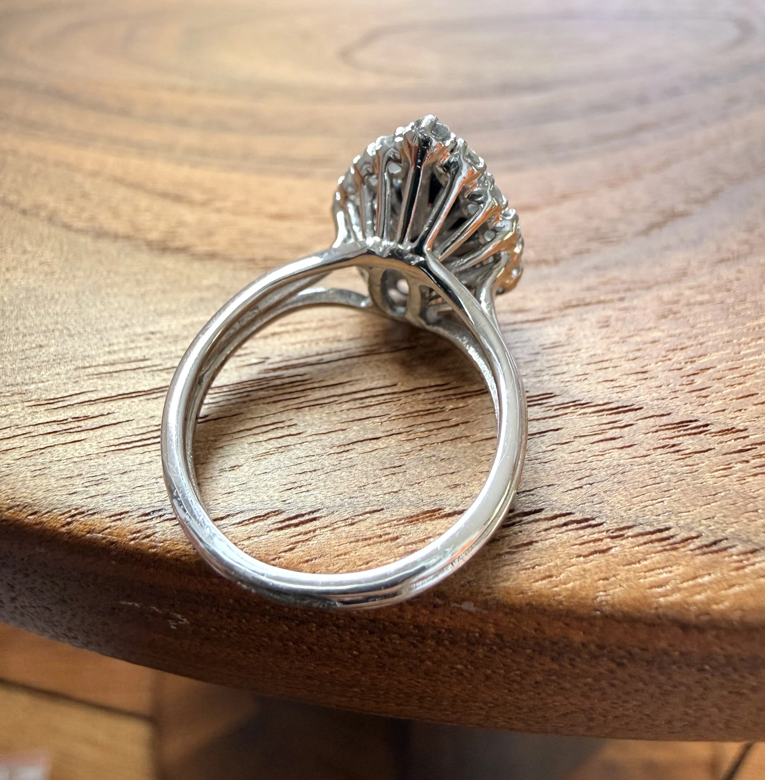 ADR3083-Bague-or-blanc-rubis-siam-poire-double-entourage-fiancailles-mariage-she-said-yes5.jpeg