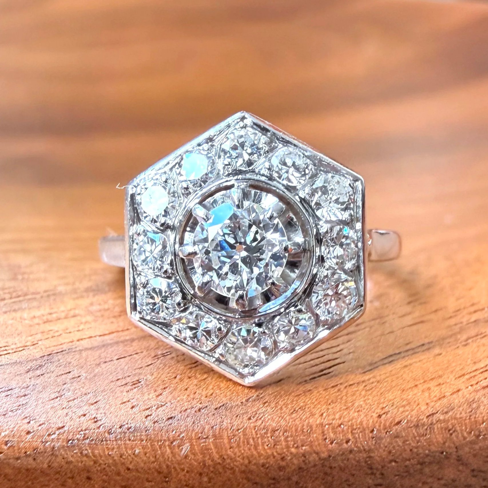 "L'Impériale" Bague Hexagonale Art Déco en or blanc, platine et diamants