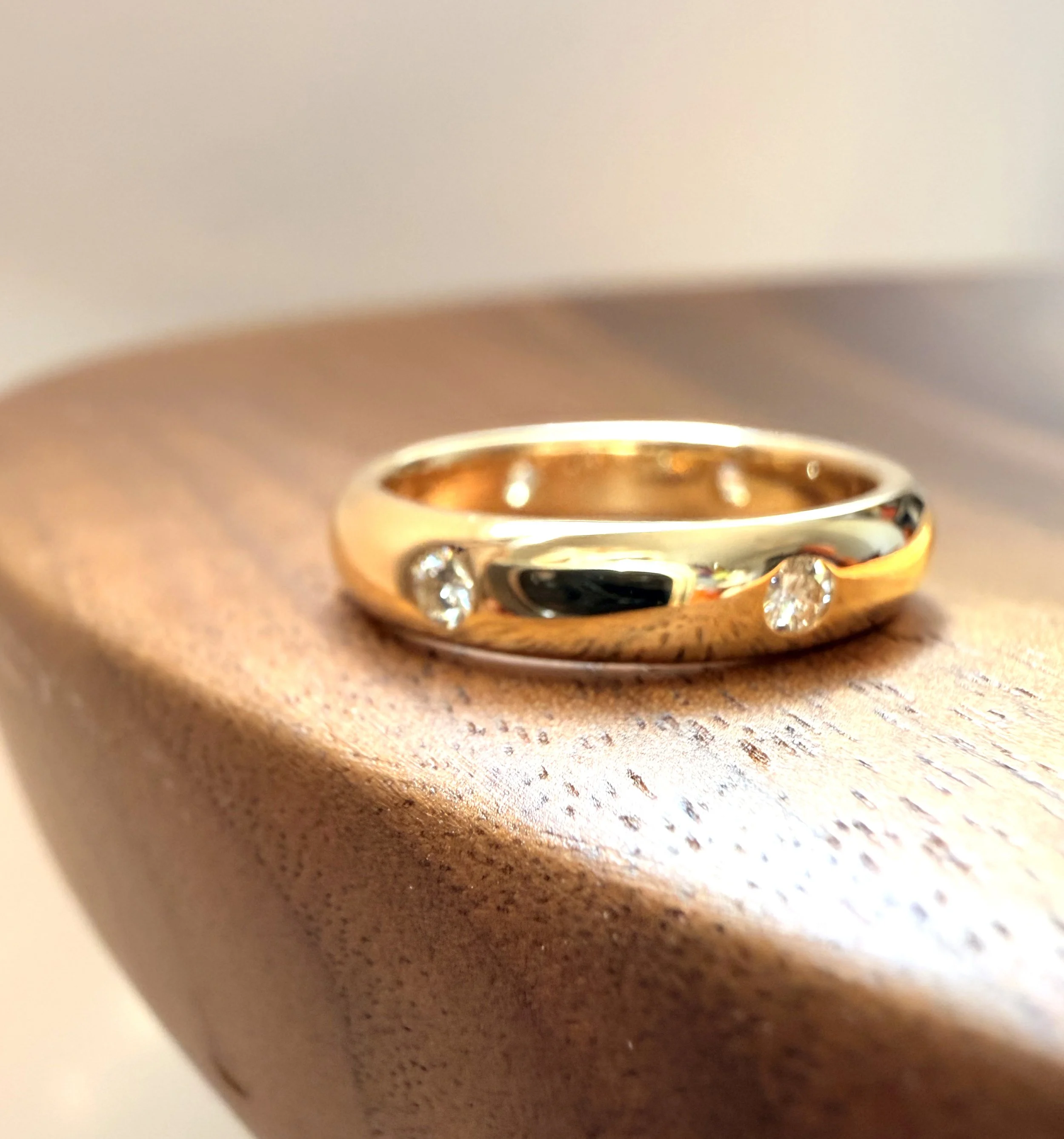 Cartier, Alliance vintage "Stella" en or jaune et diamants T51 des années 1992