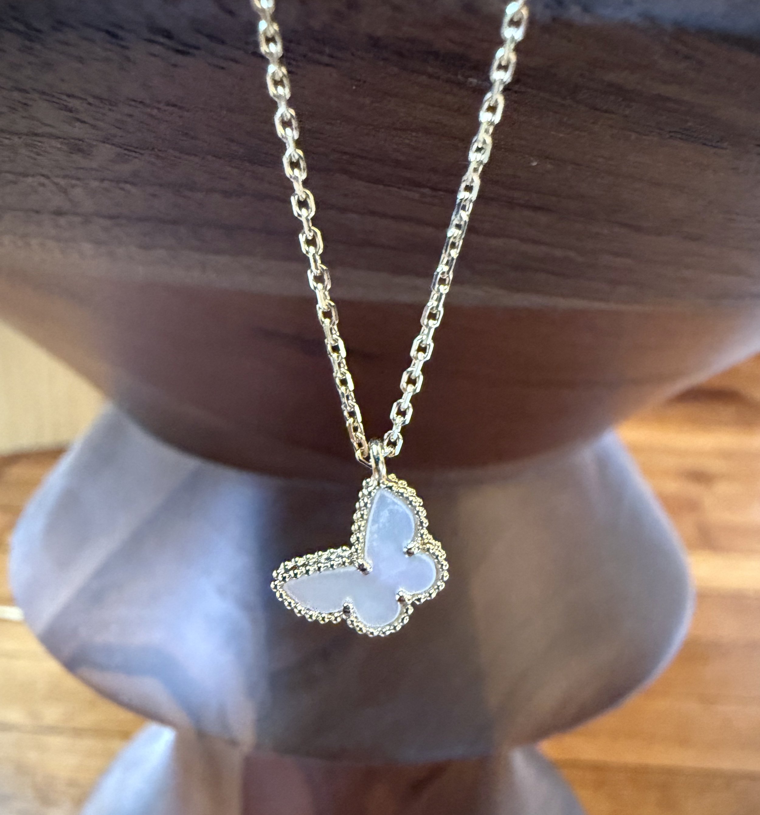 ADR2632-Collier-VCA-or-jaune-nacre-papillon-butterfly1.jpeg