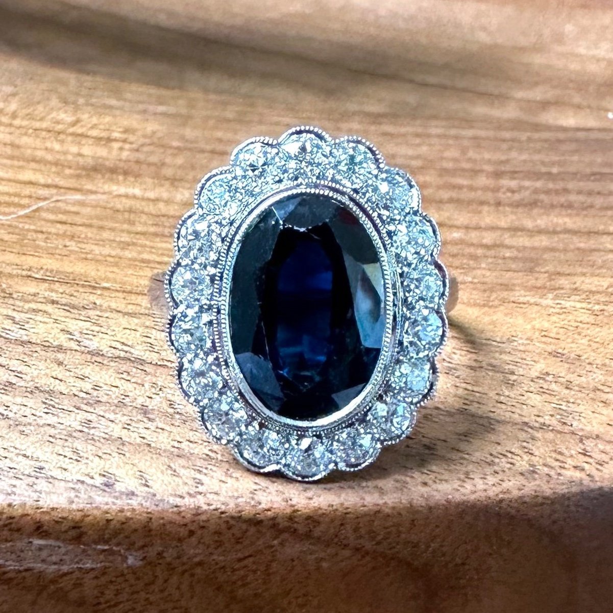 ADR2496-Bague-ancienne-vintage-platine-saphir-ovale-entourage-diamants-saphir-fonce-mariage-fiancailles-ido-demande-en-mariage-shesaidyes-top-dix-bague-fiancailles-vintage-bijoux-anciens-paris-laura-fleur1.jpg