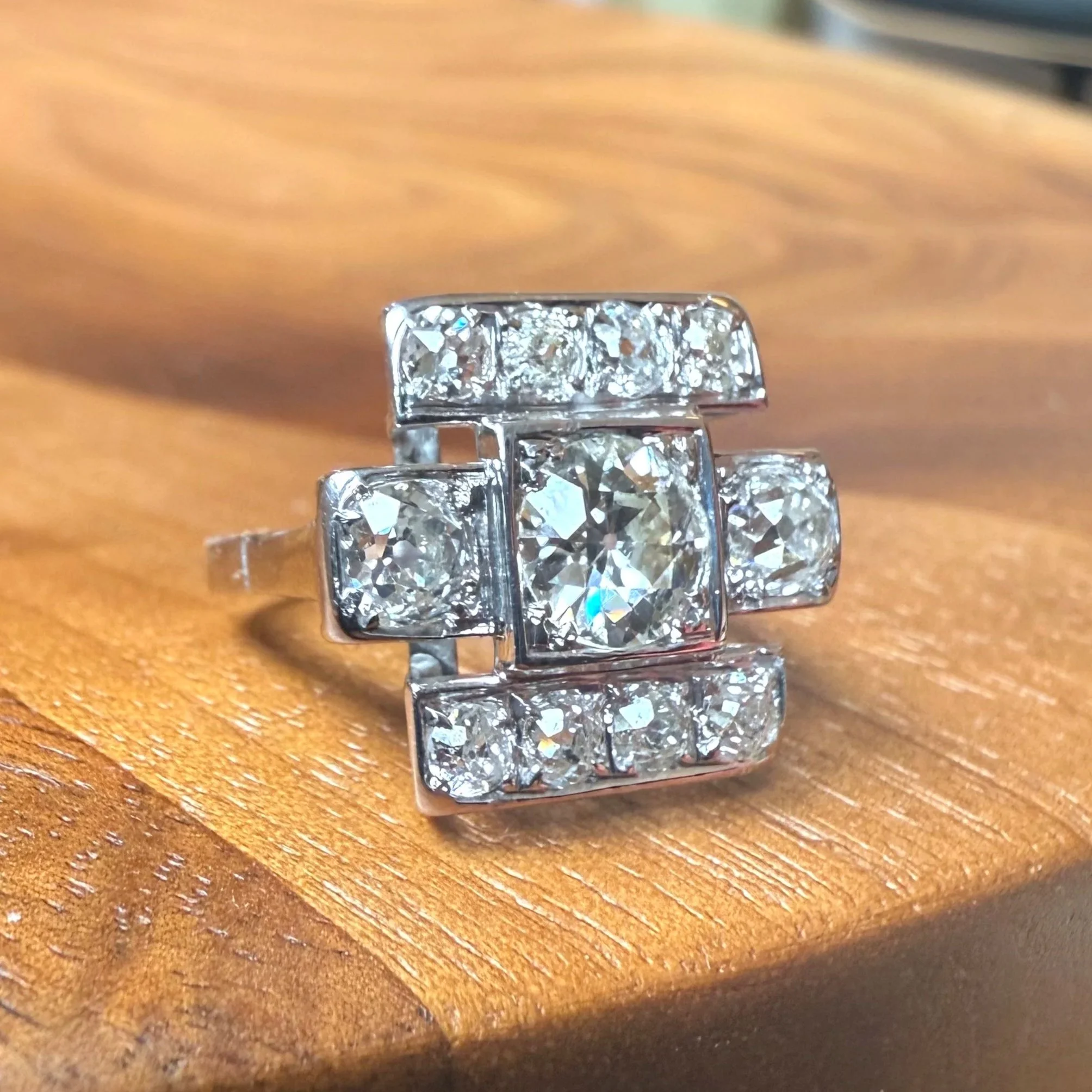 ADR2929-La-Louise-bague-ancienne-art-deco-diamants-diamonds-ring-bijoux-anciens-paris-laura-fleur-art-deco-specialist-expert-jewels-heritage-fiancailles-mariage3.jpg