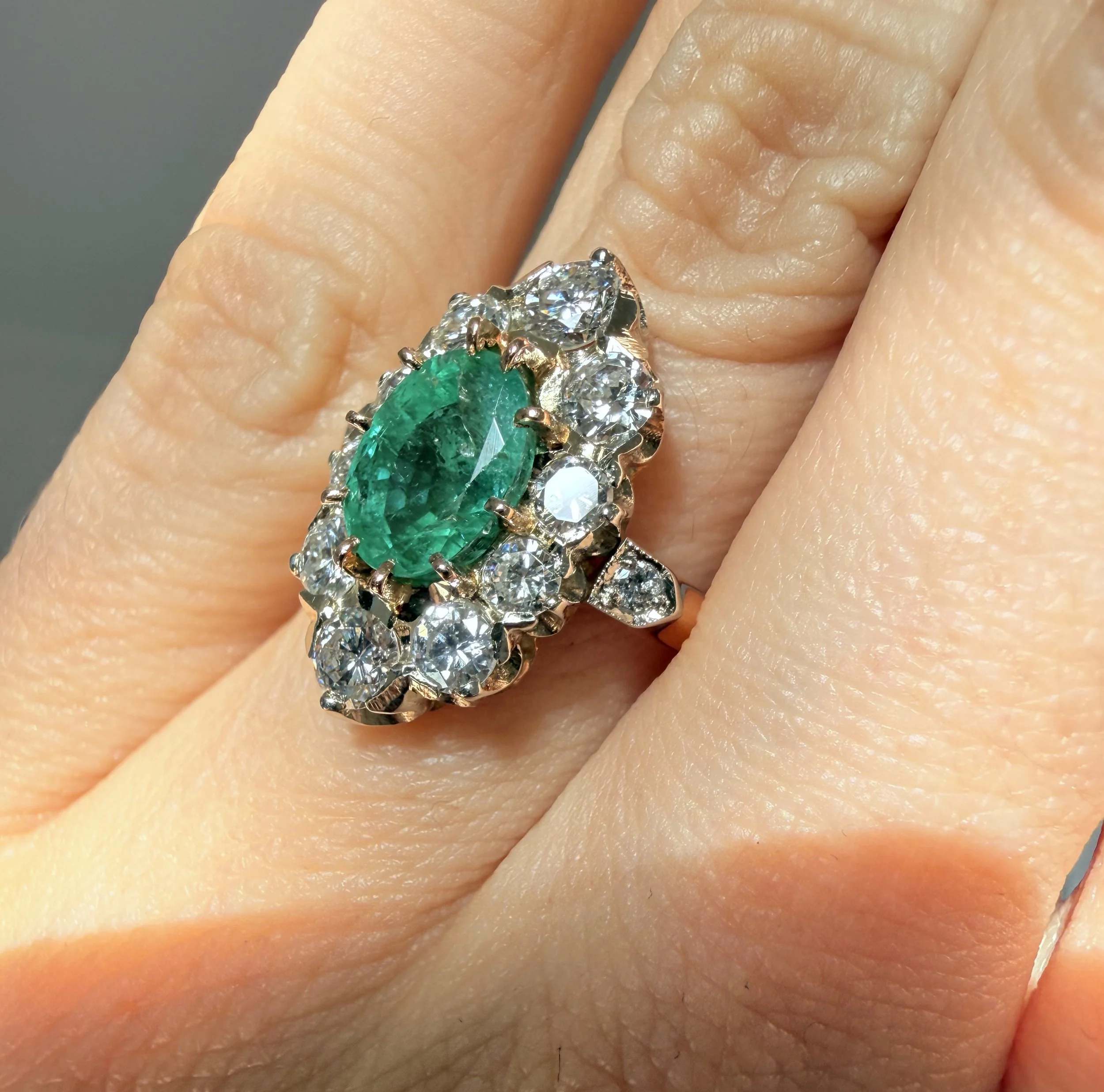 ADR3019-emeraude-zambie-bague-ancienne-halo-diamond-emerald-ring-estate-bijoux-anciens-paris-french-jewelry-unique-estate-vintage8.jpeg